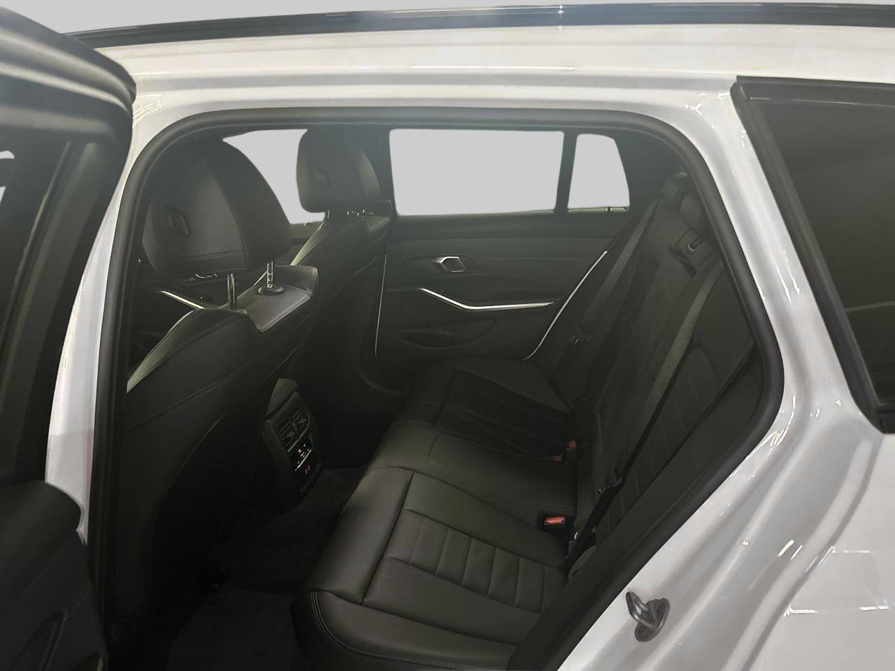 BMW 320d xDrive Touring M Sport-image-13