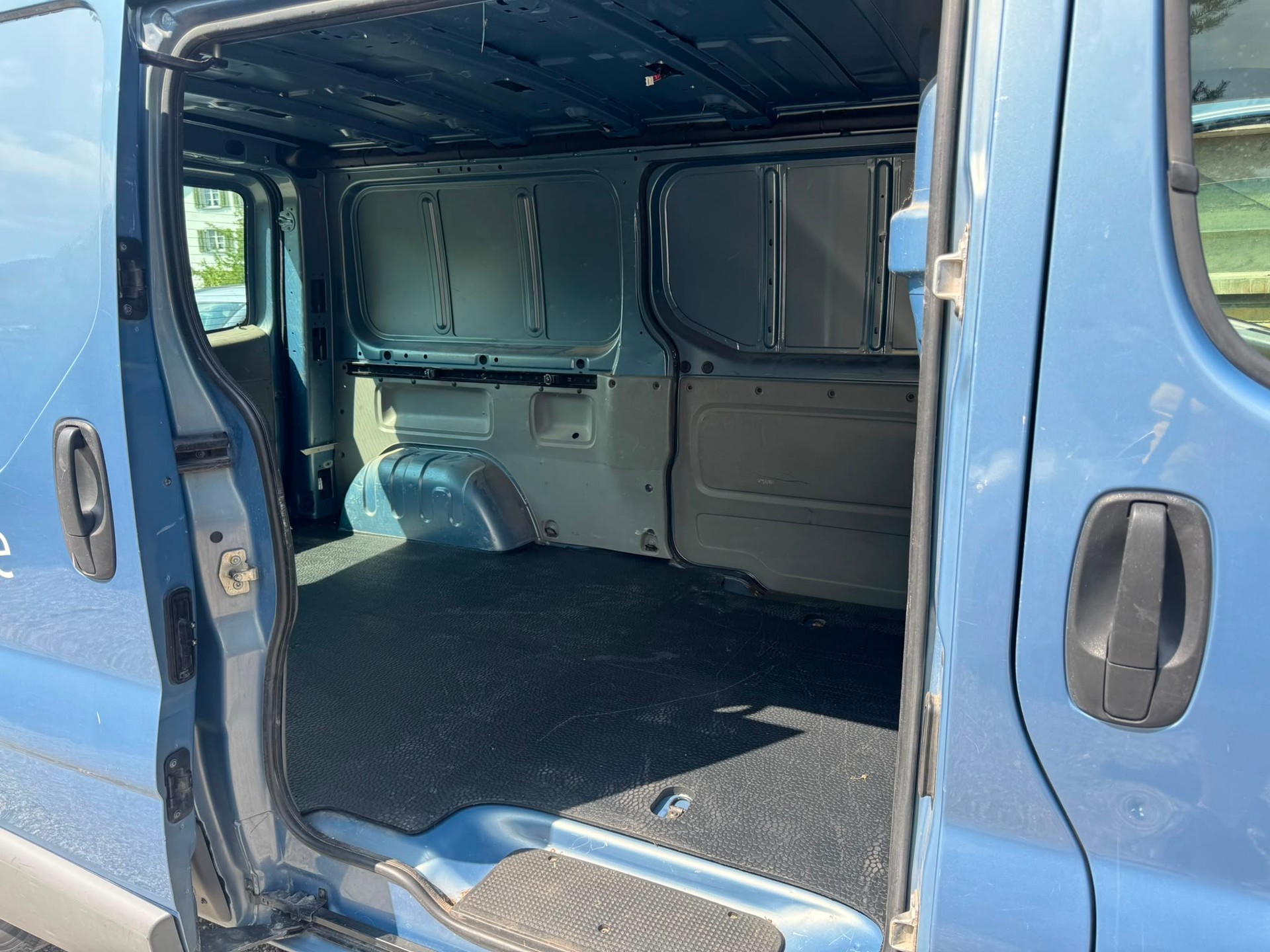 OPEL Vivaro 2.5 CDTI 2.7t L1H1-image-13