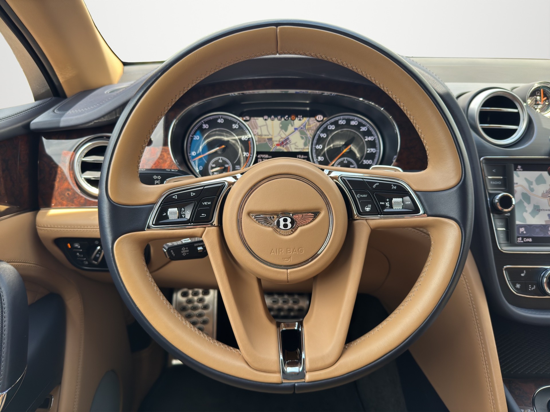 BENTLEY Bentayga 6.0 W12-image-14