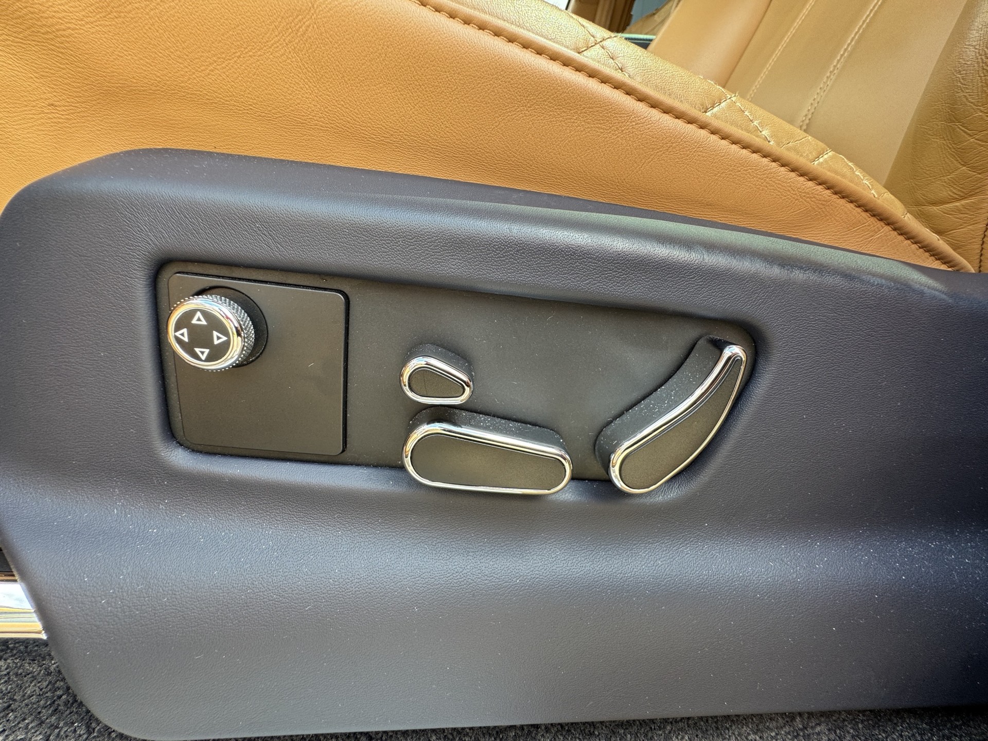 BENTLEY Bentayga 6.0 W12-image-28
