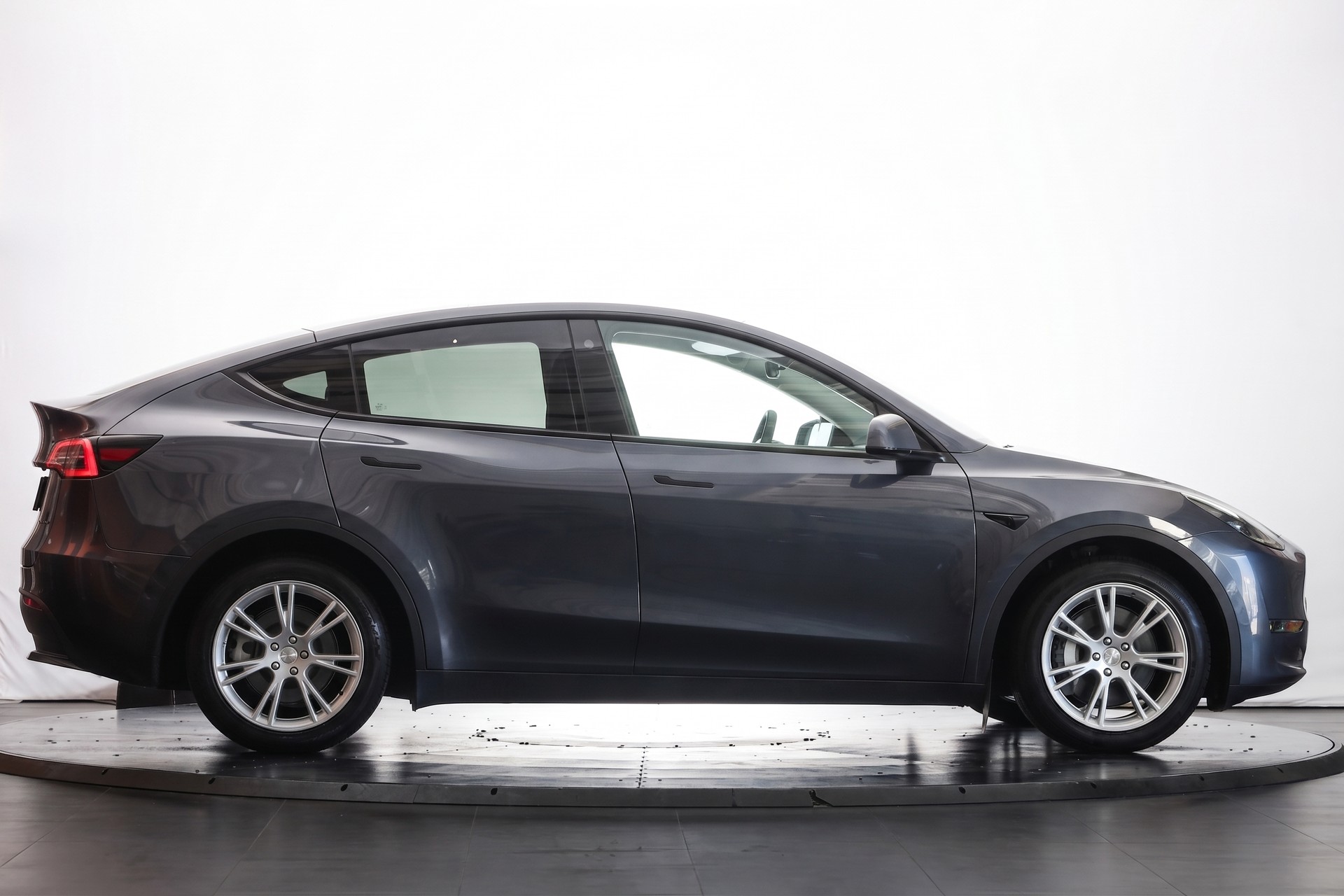 TESLA Model Y Long Range-image-4