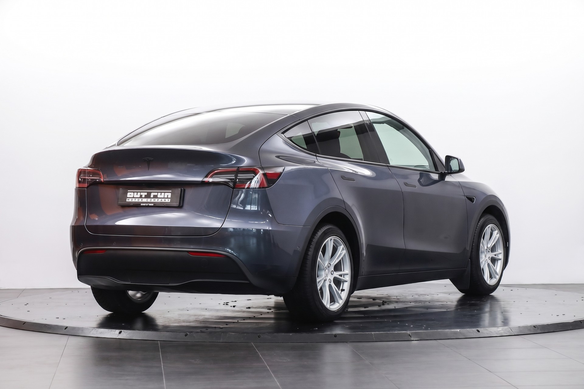 TESLA Model Y Long Range-showroom-element-3
