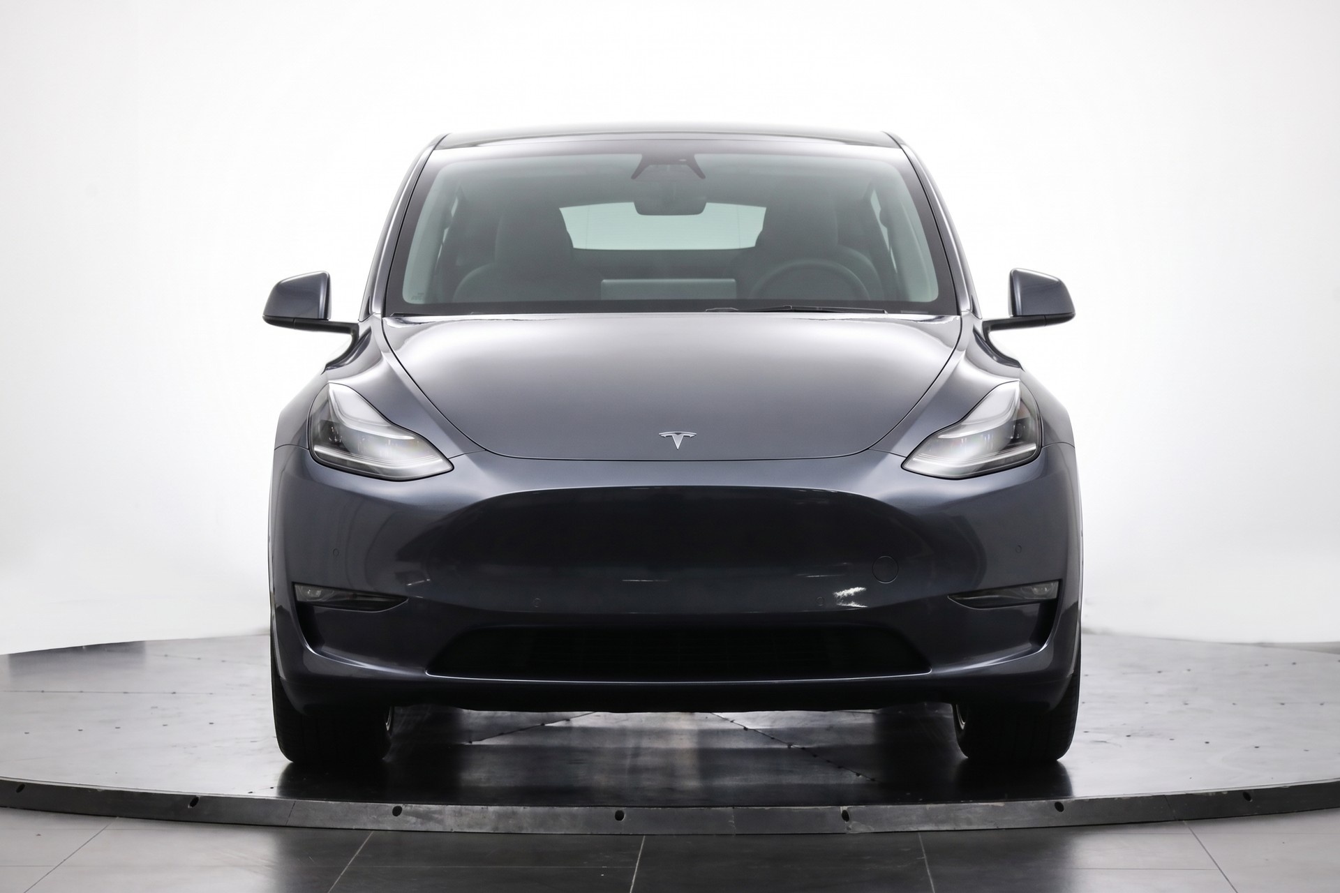 TESLA Model Y Long Range-showroom-element-1