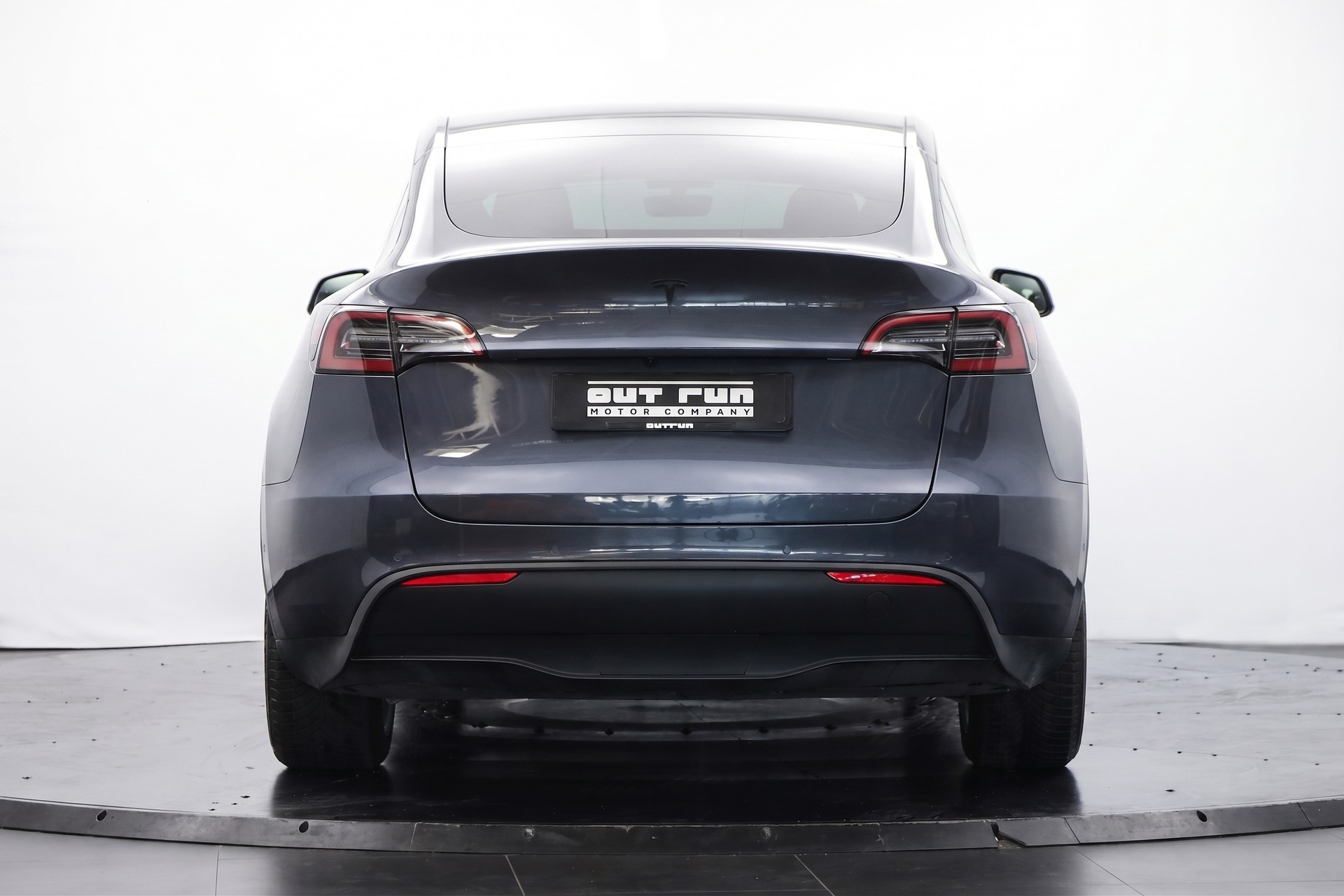 TESLA Model Y Long Range-showroom-element-2