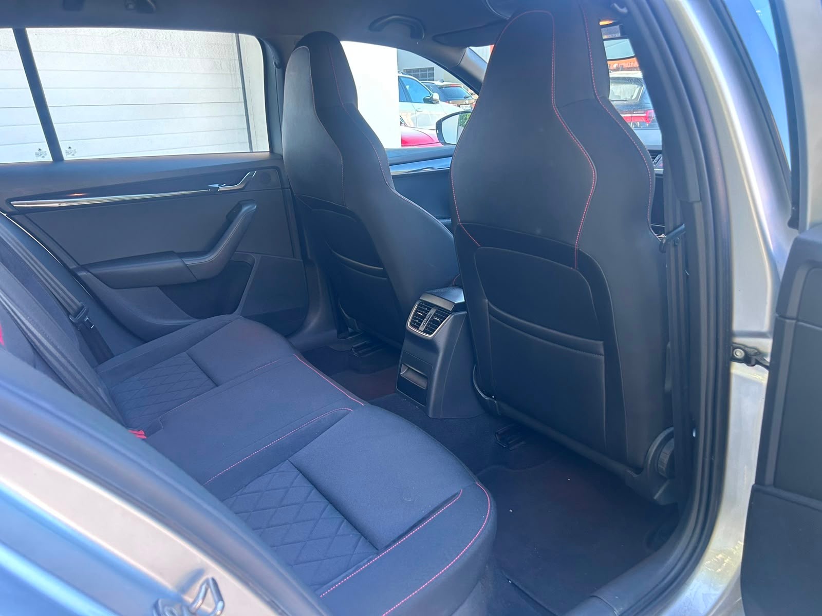 SKODA Octavia Combi 2.0 TDI RS 4x4 DSG-image-12
