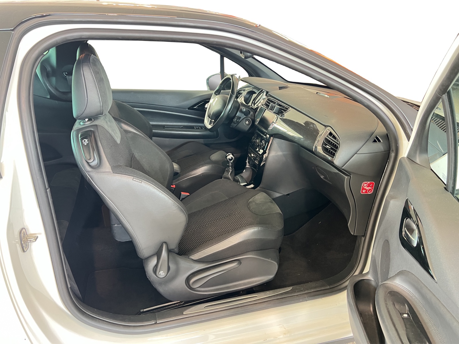 DS AUTOMOBILES DS3 1.6 THP Faubourg Addict-image-6