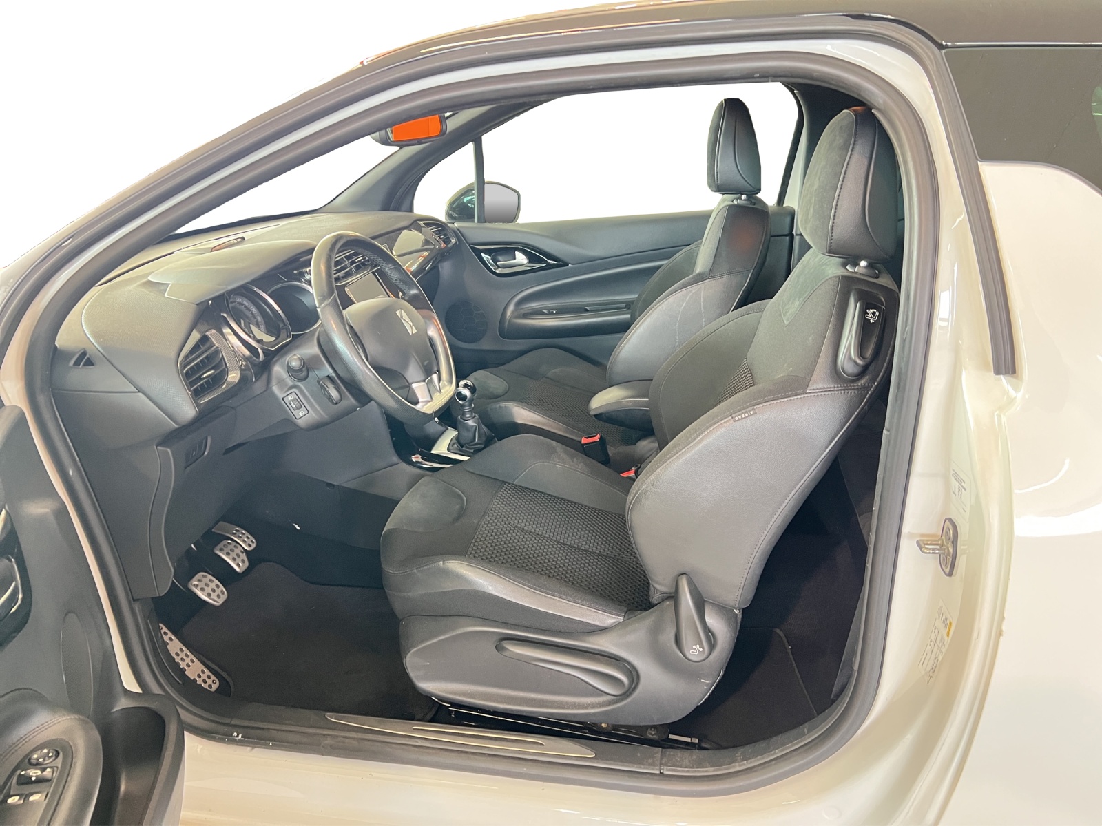 DS AUTOMOBILES DS3 1.6 THP Faubourg Addict-image-8