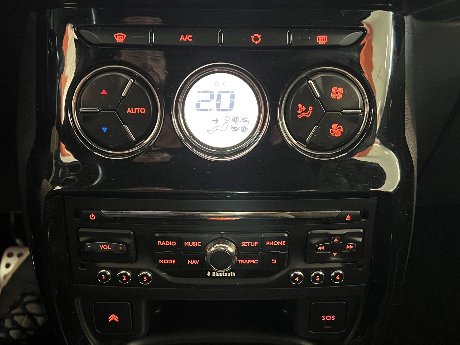 DS AUTOMOBILES DS3 1.6 THP Faubourg Addict-image-11