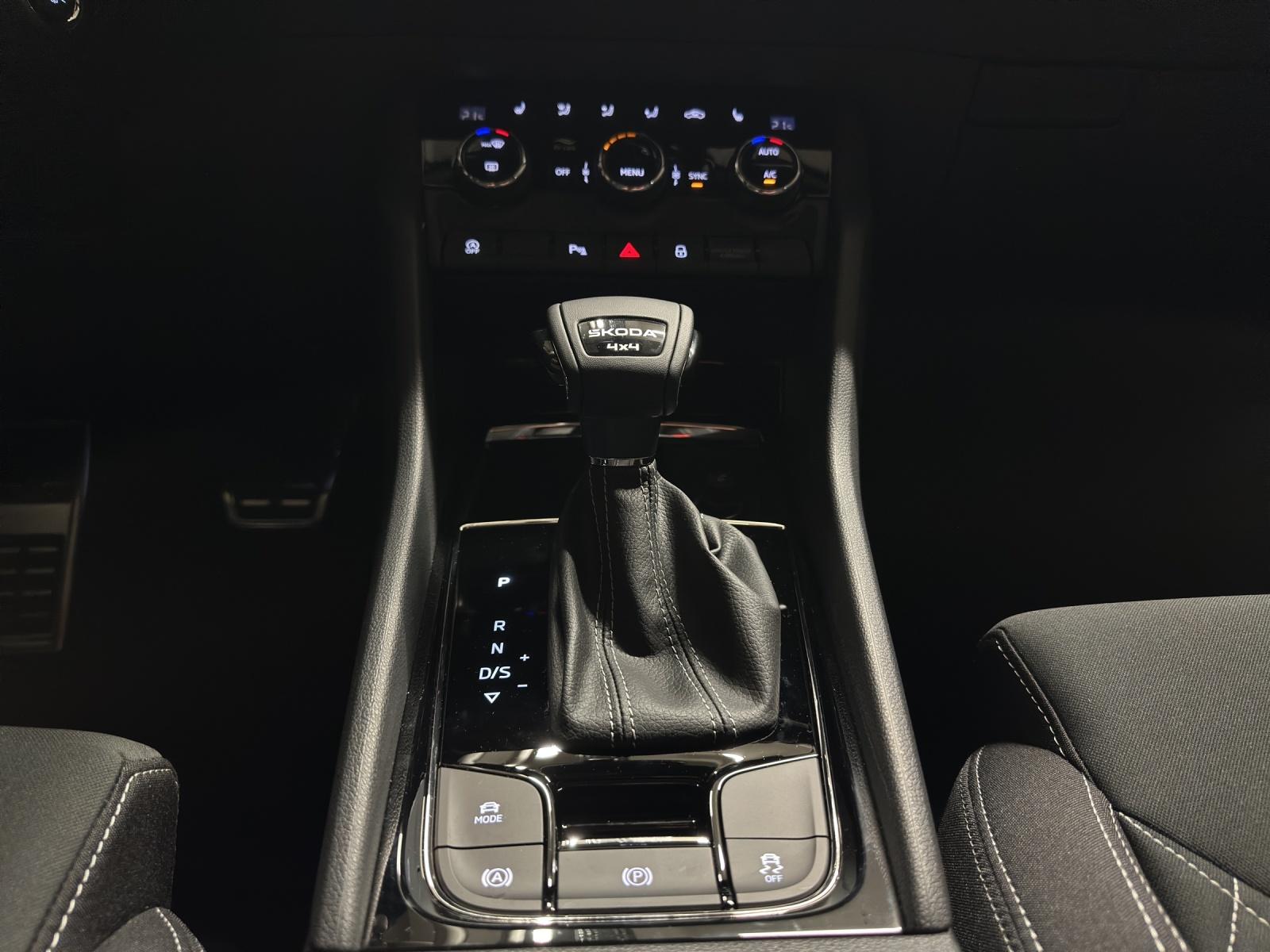 SKODA Karoq 2.0 TSI SportLine 4x4 DSG-image-10