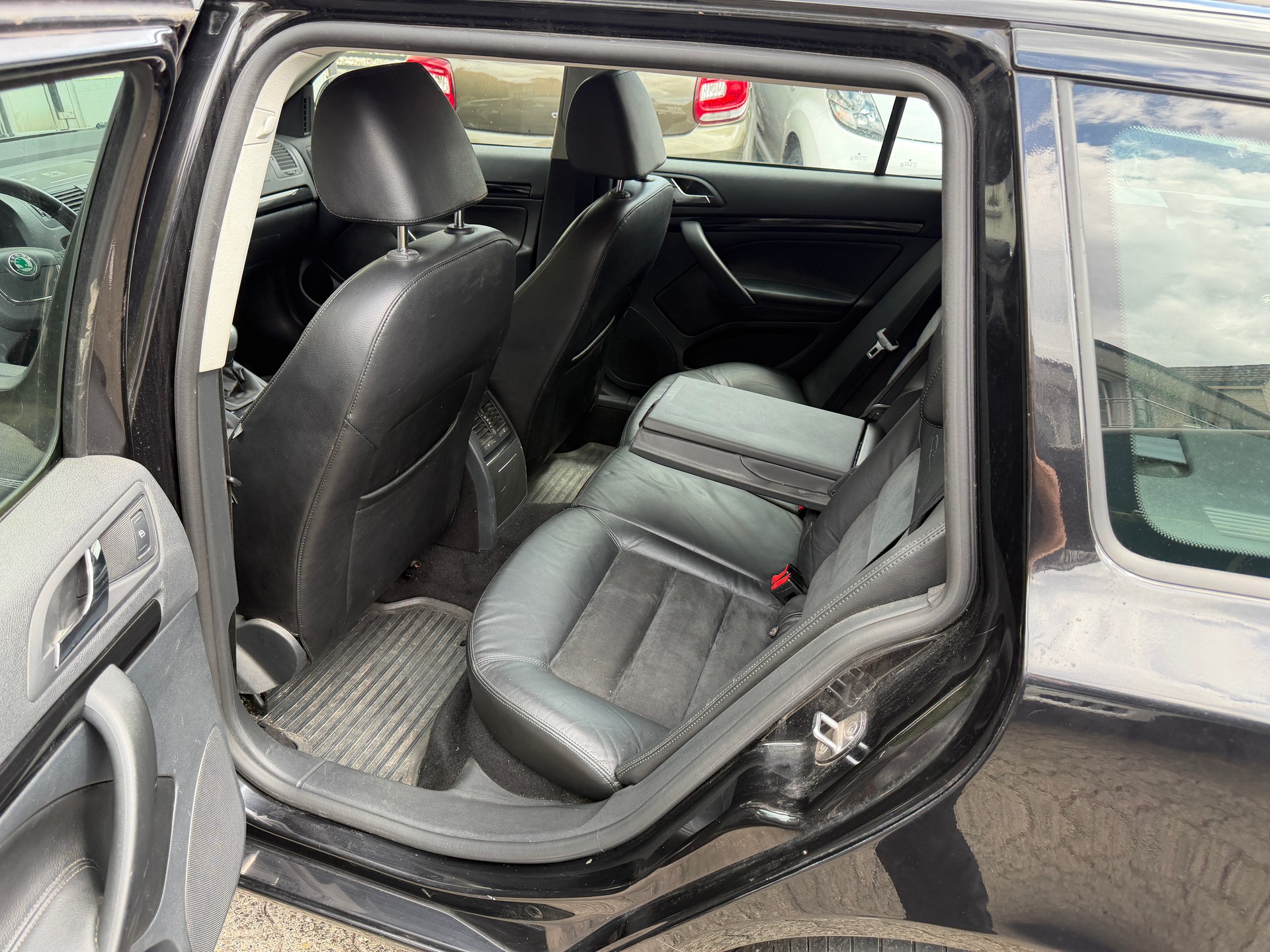 SKODA Octavia Combi 1.8 TSI Laurin & Klement 4x4-image-5