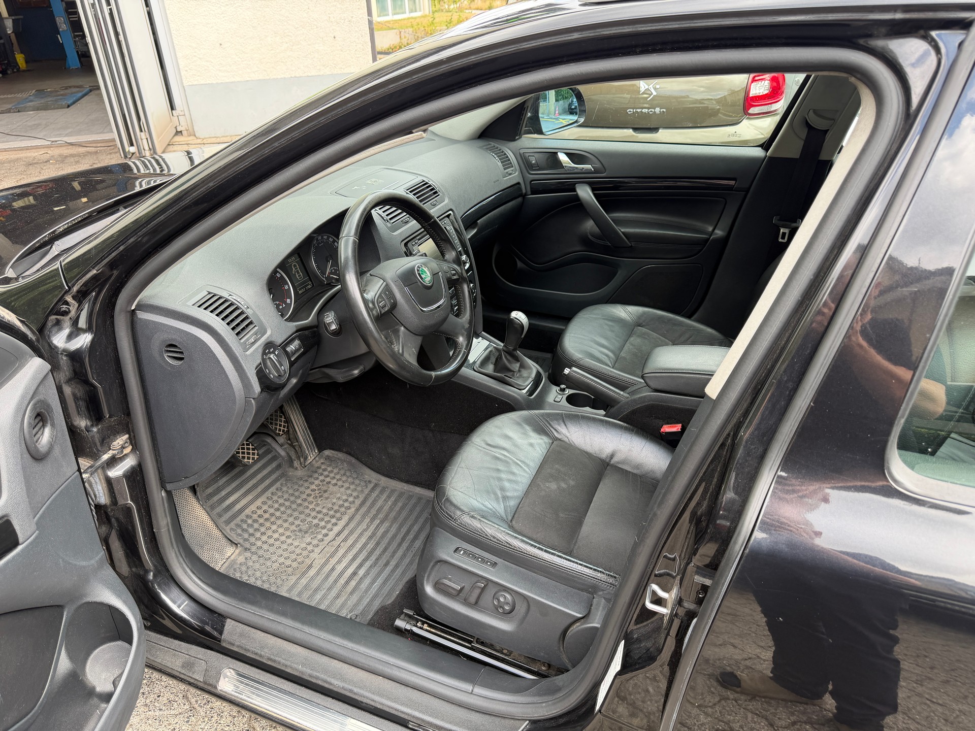SKODA Octavia Combi 1.8 TSI Laurin & Klement 4x4-image-4