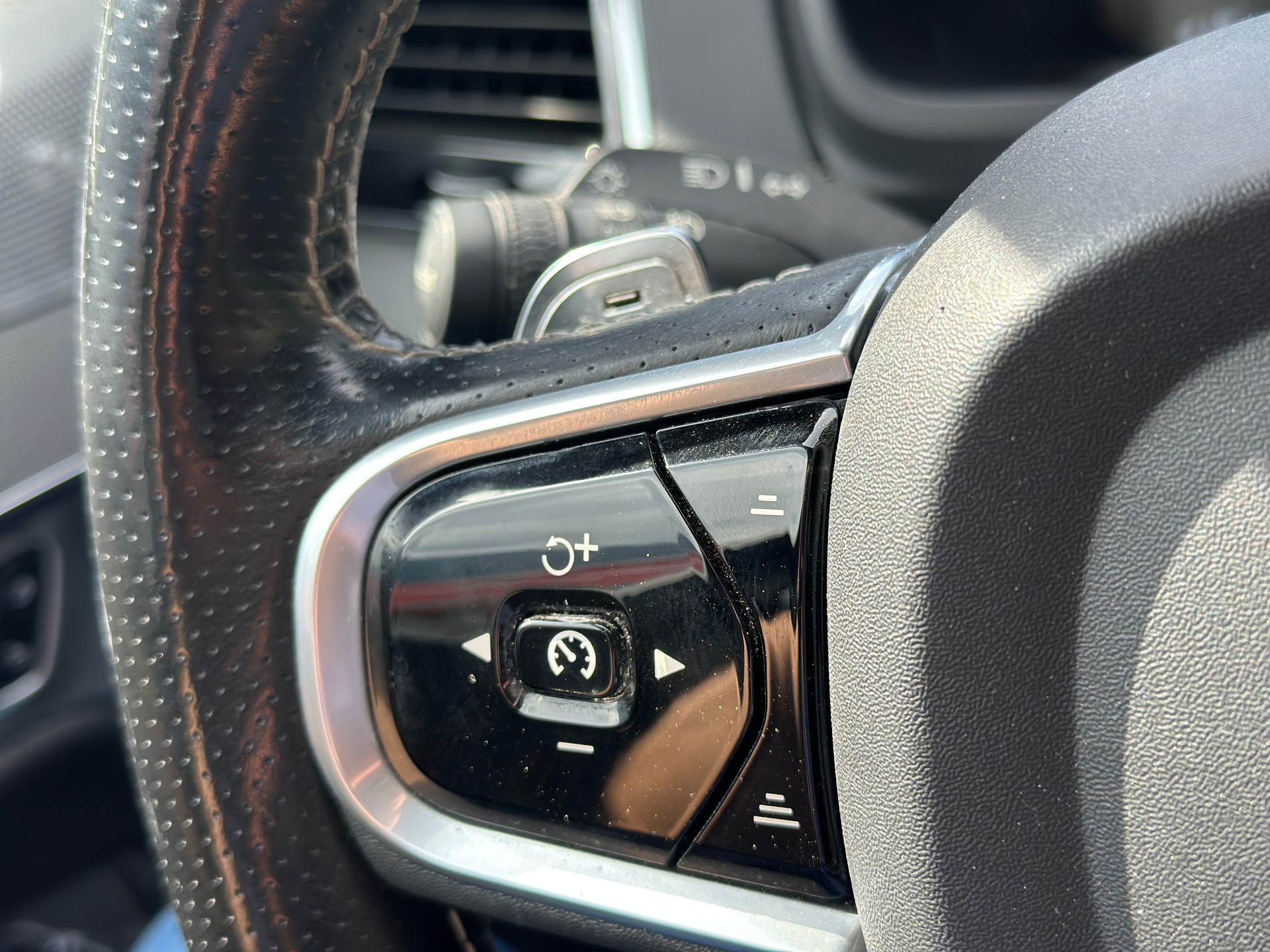 VOLVO XC90 D5 AWD R-Design Geartronic-image-23