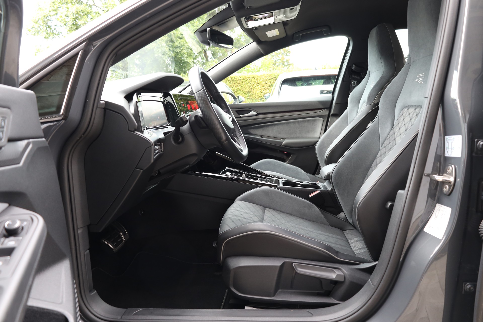 VW Golf 1.5 eTSI mHEV ACT R-Line DSG-image-9