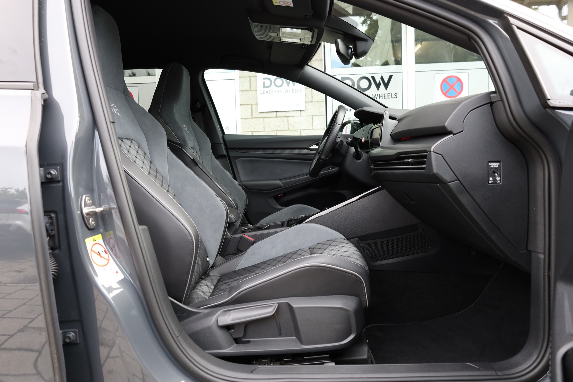VW Golf 1.5 eTSI mHEV ACT R-Line DSG-image-16