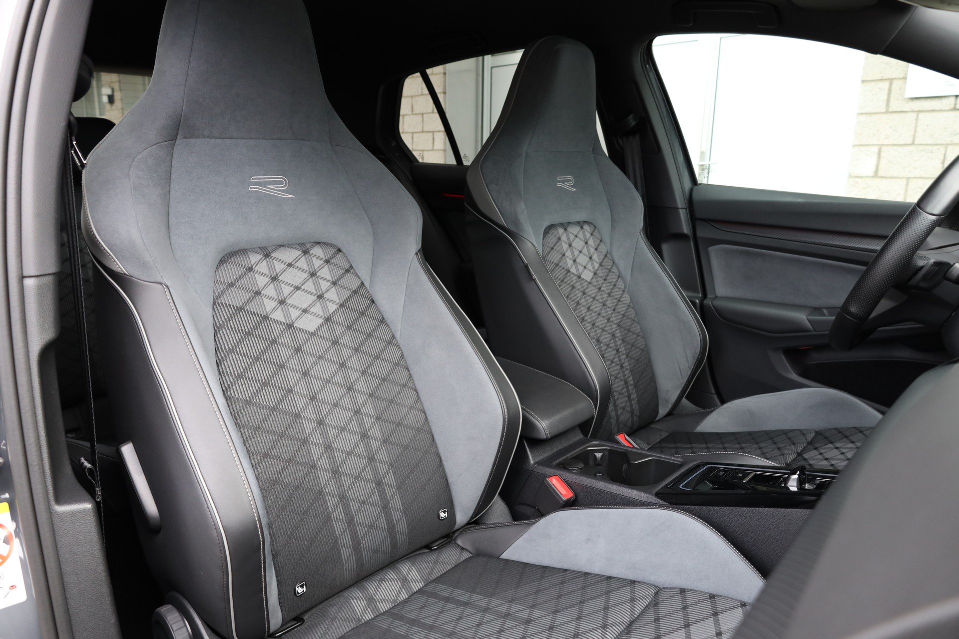 VW Golf 1.5 eTSI mHEV ACT R-Line DSG-image-14