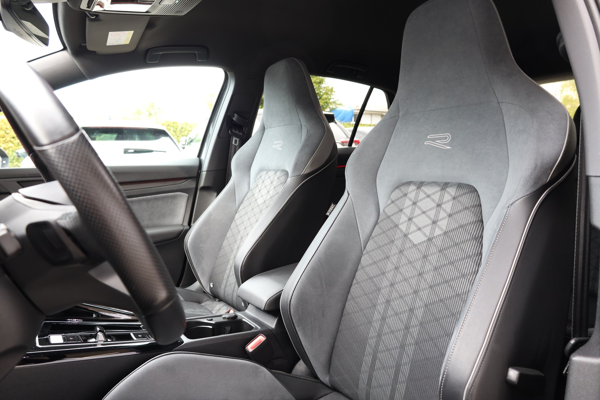 VW Golf 1.5 eTSI mHEV ACT R-Line DSG-image-10