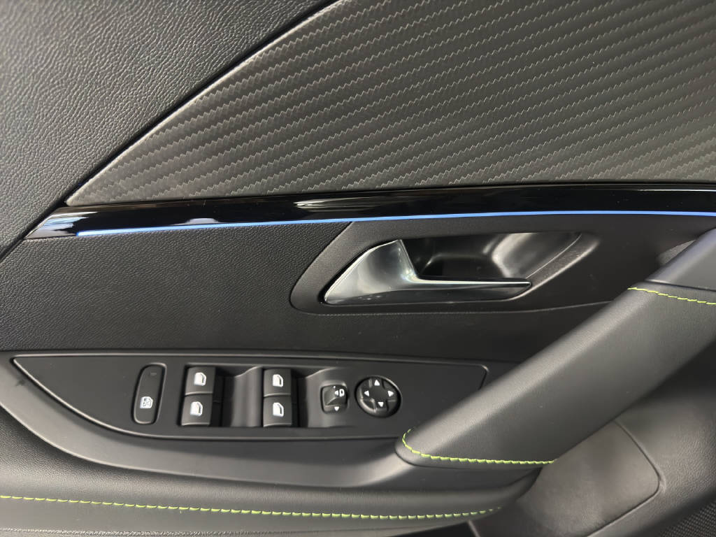 PEUGEOT 208 1.2 Hybrid 145 GT Exclusive-image-6