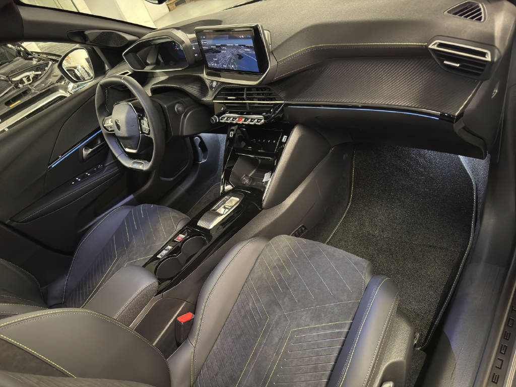 PEUGEOT 208 1.2 Hybrid 145 GT Exclusive-image-11