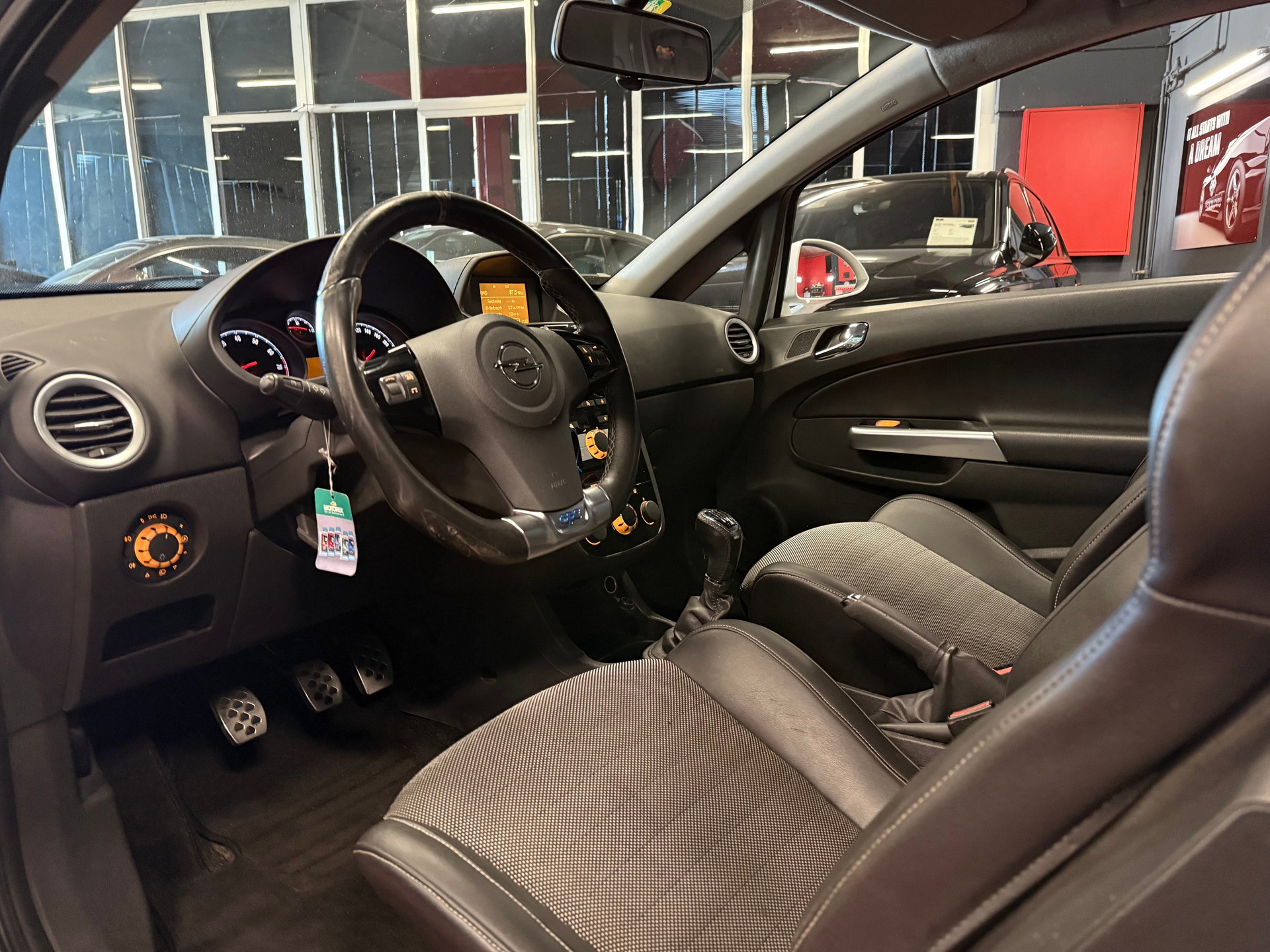 OPEL Corsa 1.6 Turbo OPC-image-8
