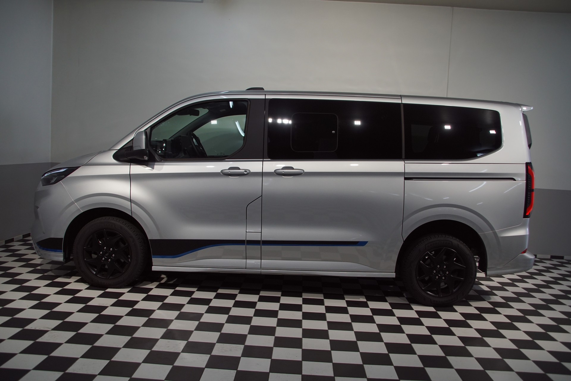 FORD Tourneo Bus 320 L1H1 Sport Automat 4x4 AWD-image-13