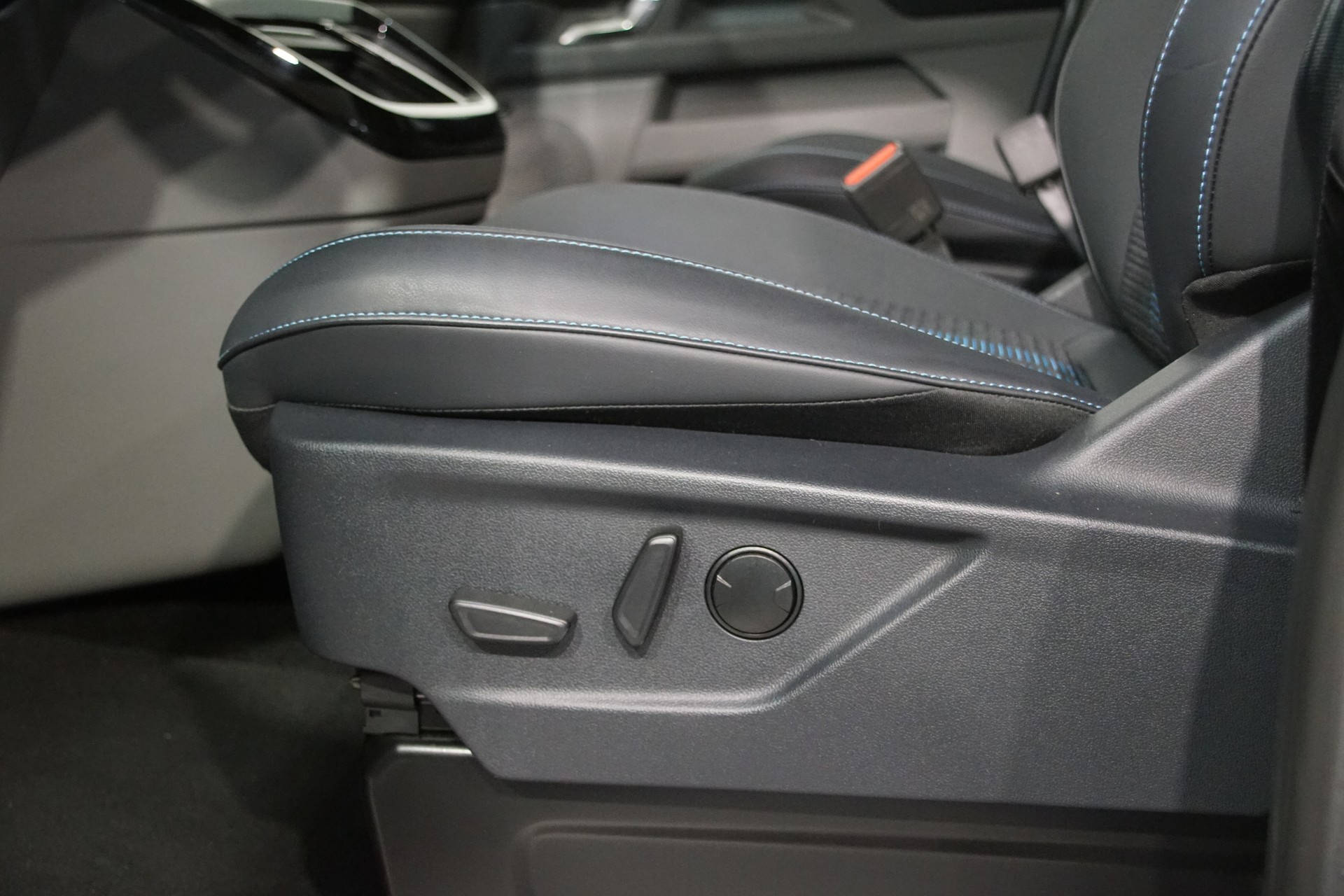 FORD Tourneo Bus 320 L1H1 Sport Automat 4x4 AWD-image-19