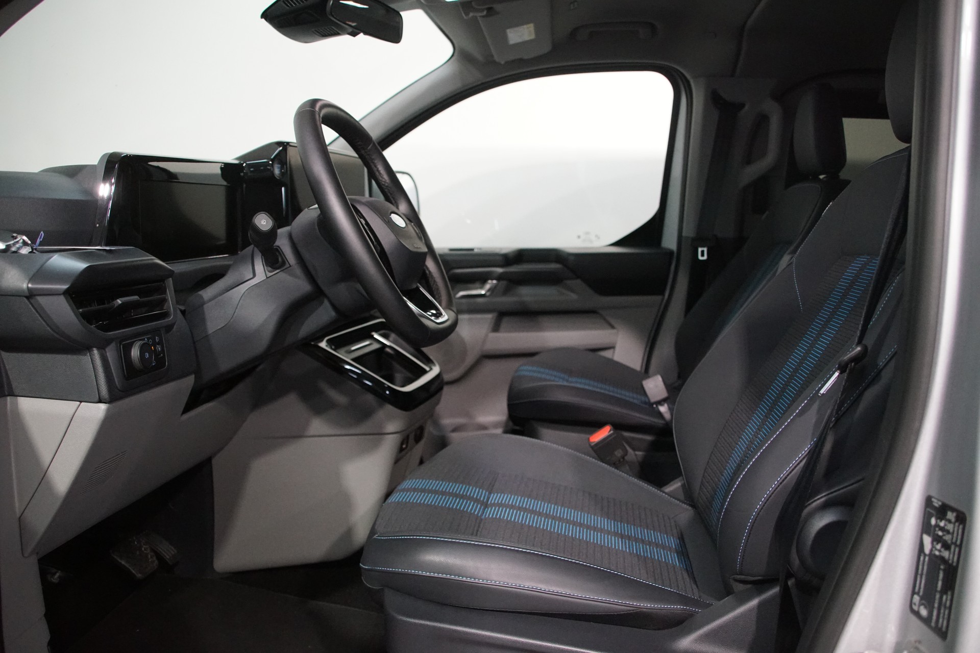 FORD Tourneo Bus 320 L1H1 Sport Automat 4x4 AWD-image-17