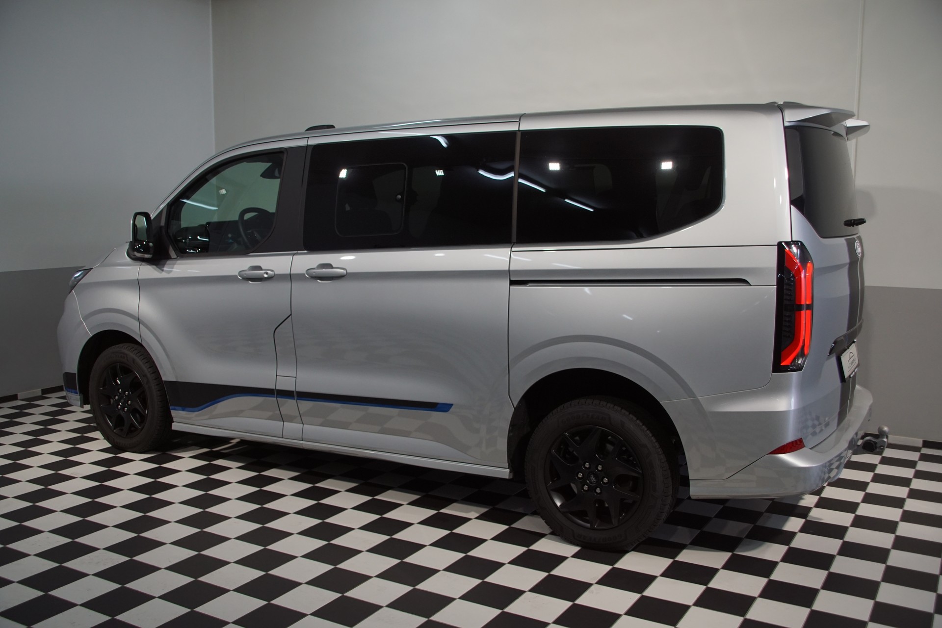 FORD Tourneo Bus 320 L1H1 Sport Automat 4x4 AWD-image-9