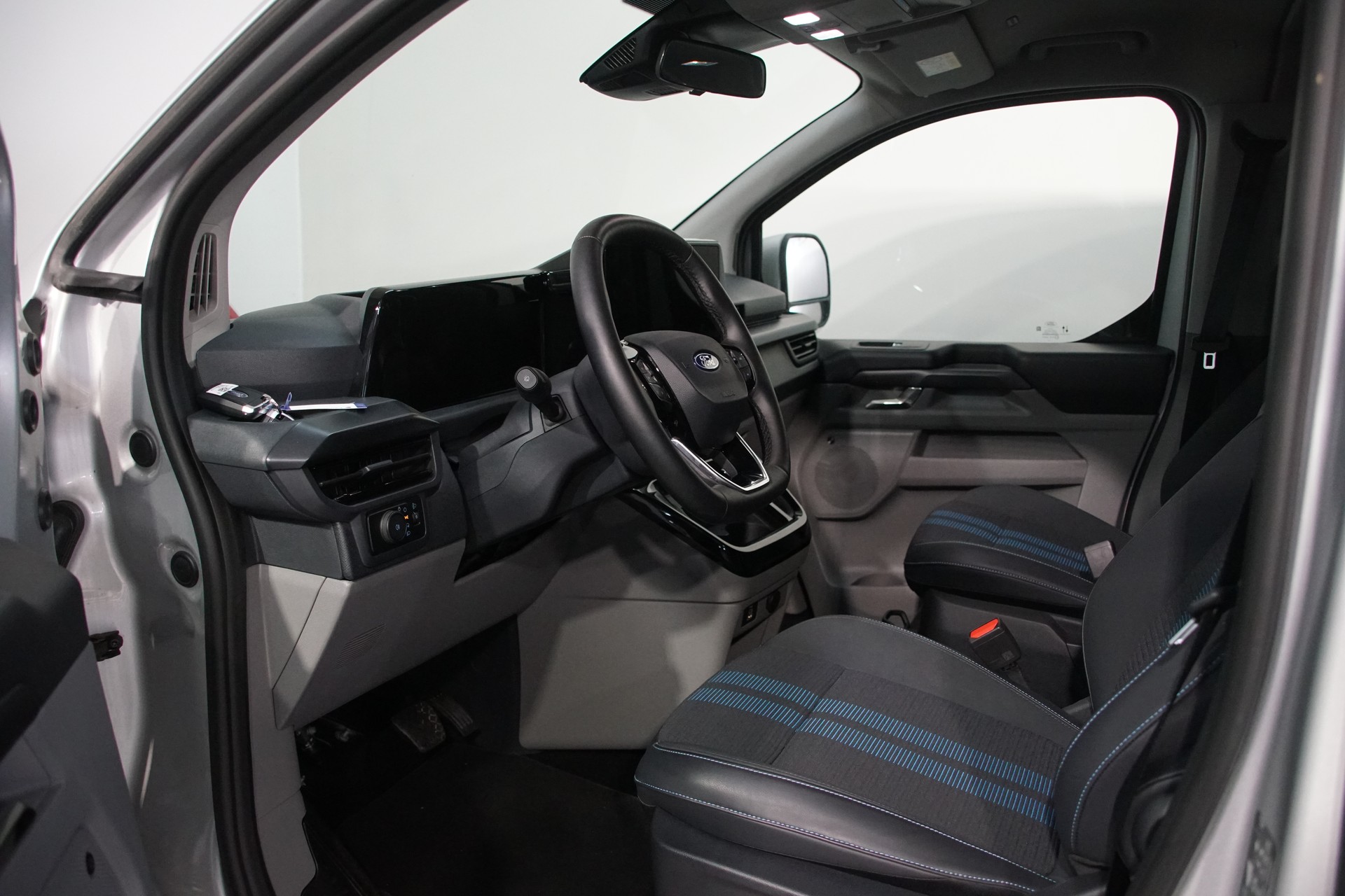 FORD Tourneo Bus 320 L1H1 Sport Automat 4x4 AWD-image-16