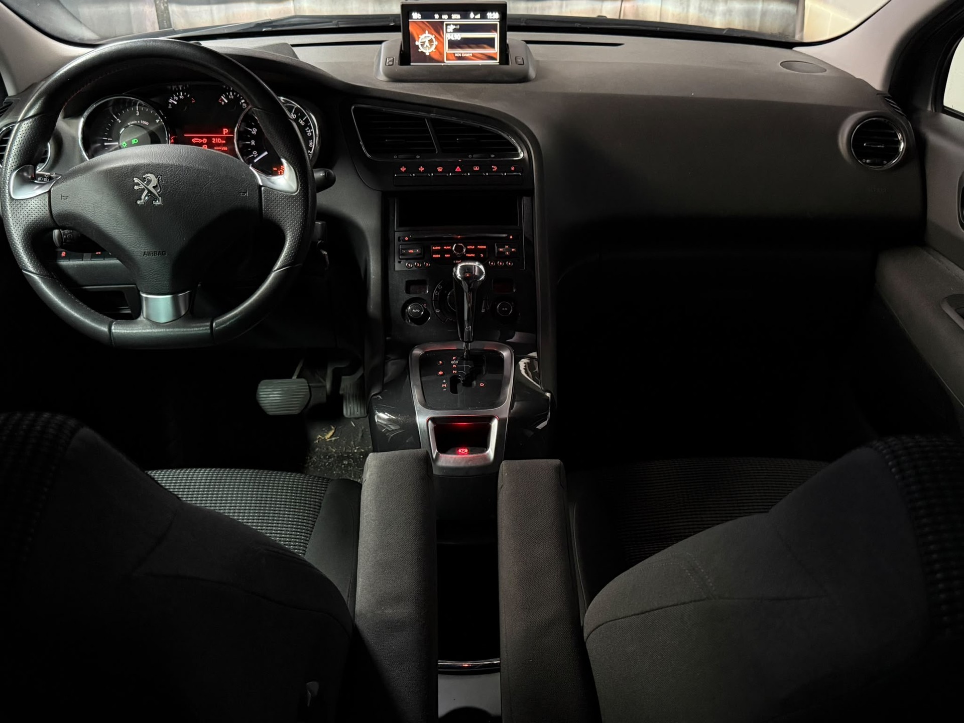 PEUGEOT 5008 1.6 BlueHDi Sensation Tiptronic-image-11