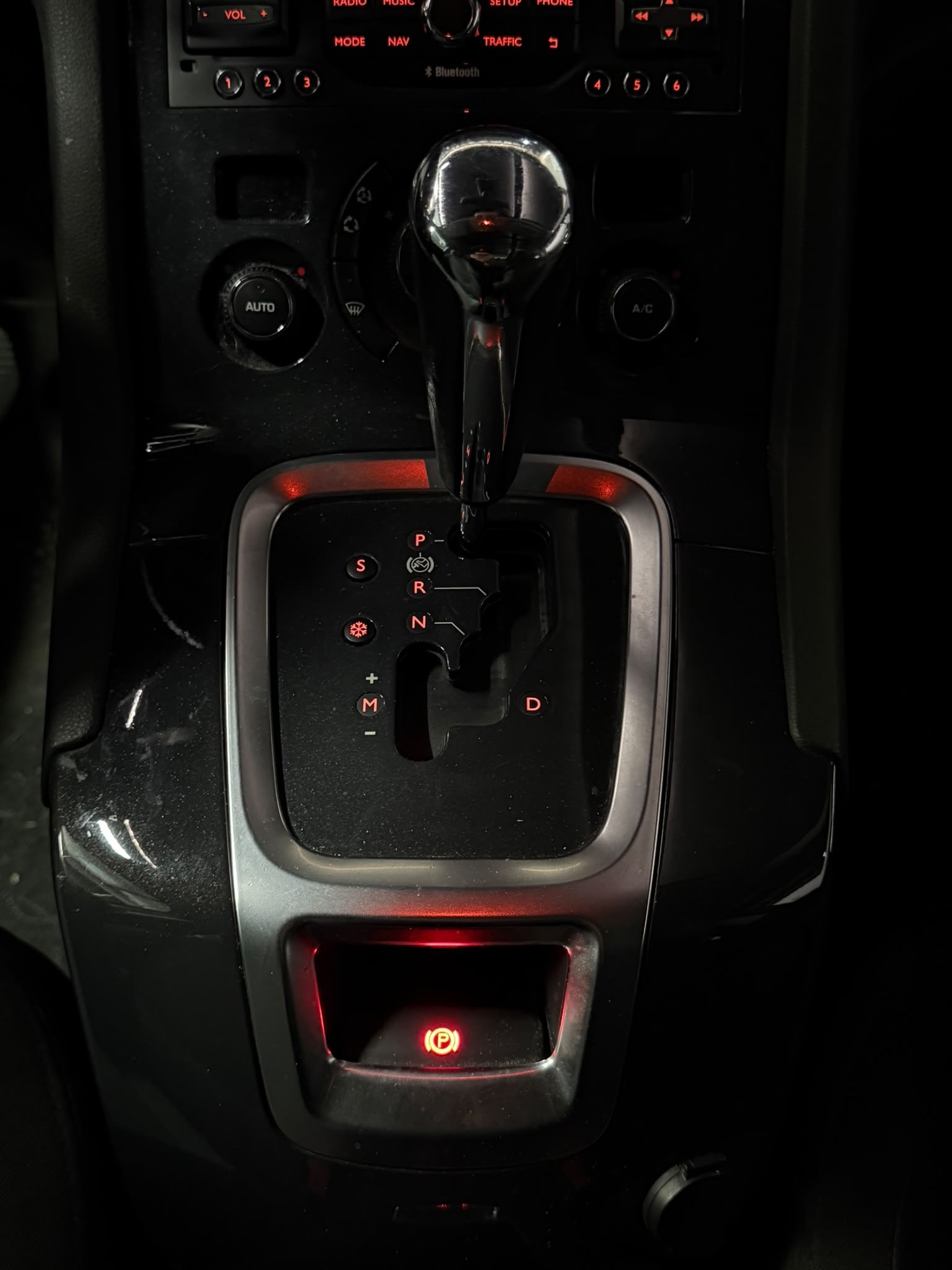 PEUGEOT 5008 1.6 BlueHDi Sensation Tiptronic-image-13
