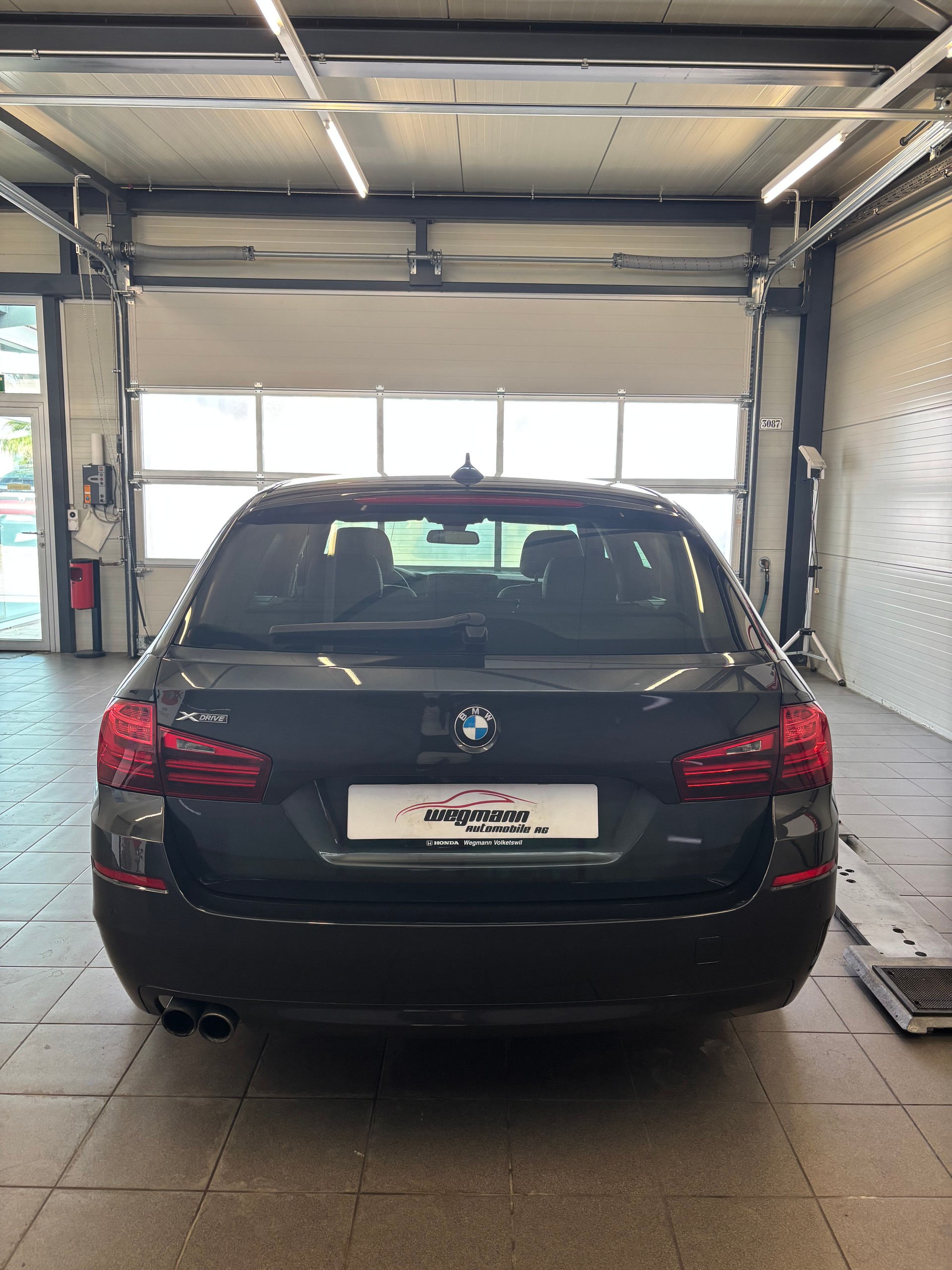 BMW 528i Touring xDrive Luxury Line Steptronic-image-4