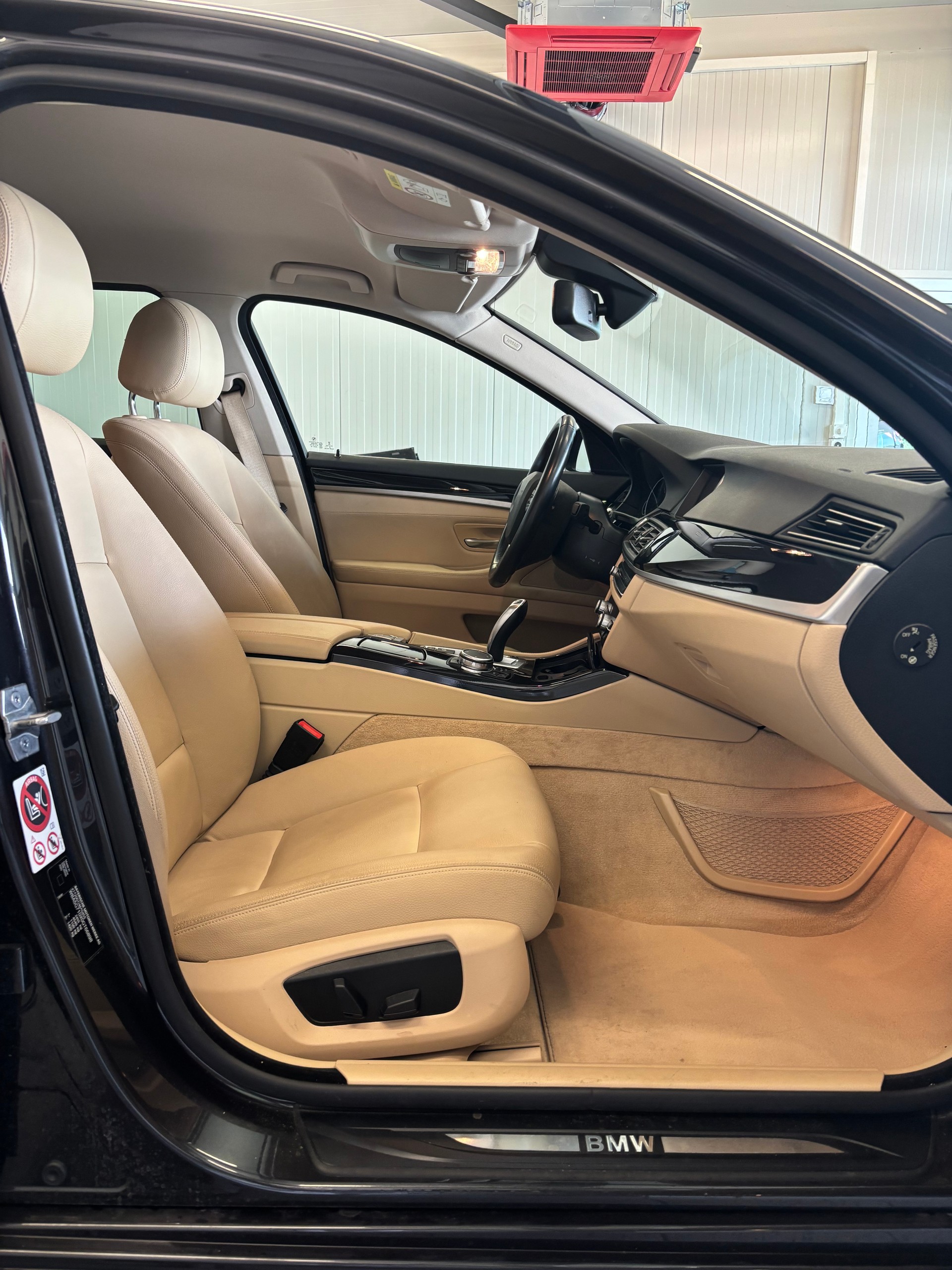 BMW 528i Touring xDrive Luxury Line Steptronic-image-13
