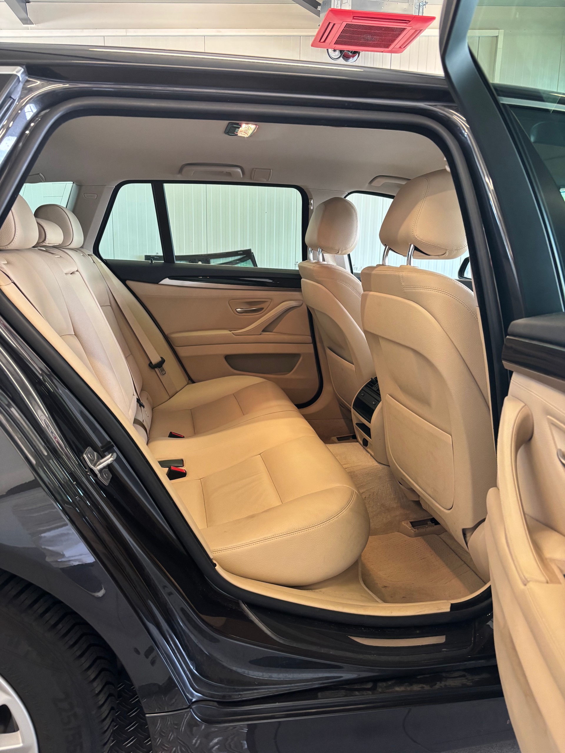 BMW 528i Touring xDrive Luxury Line Steptronic-image-14