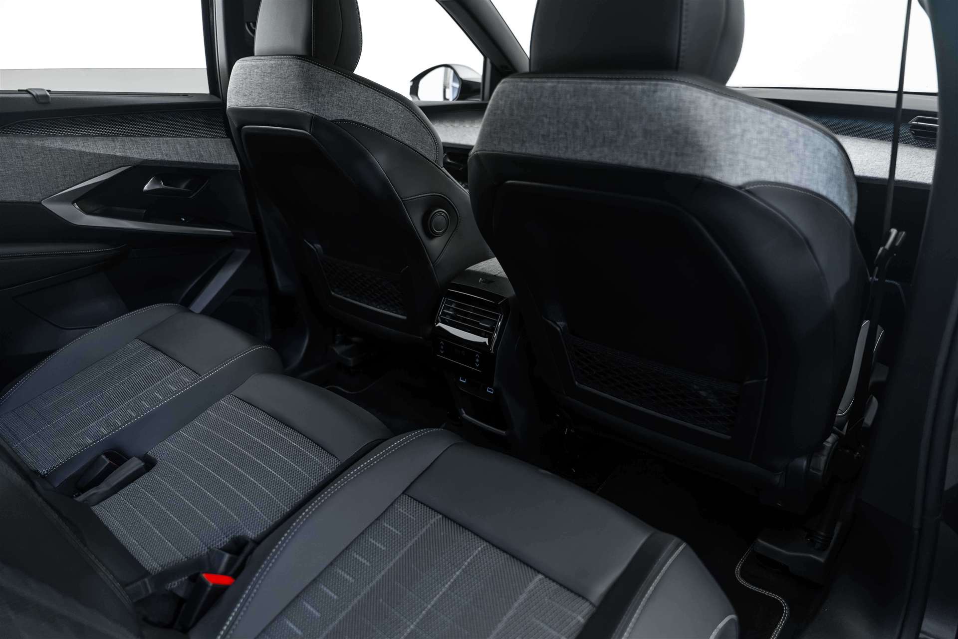 PEUGEOT 5008 145 Hybrid GT 7-Plätzer e-DCS-Automat-image-14