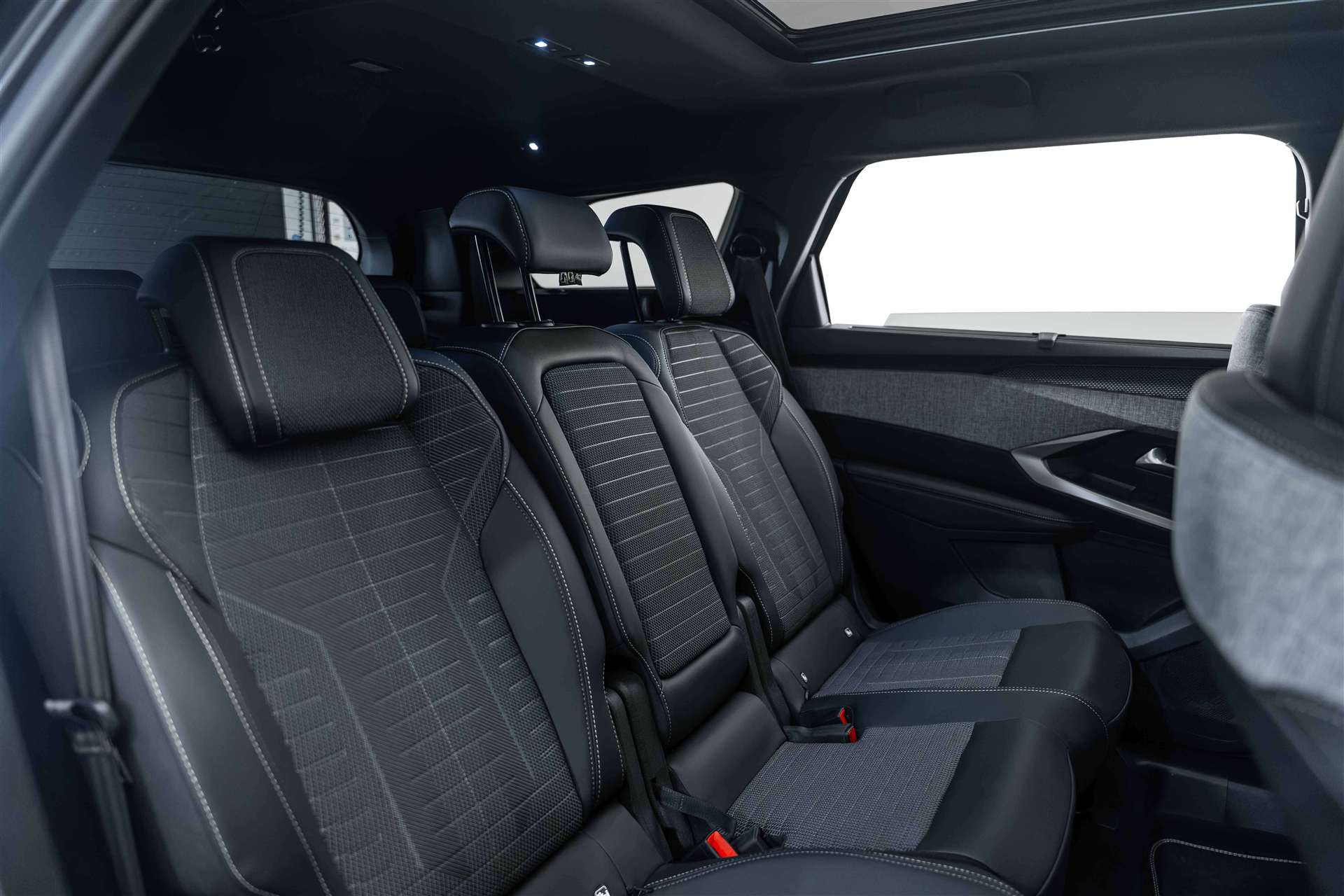 PEUGEOT 5008 145 Hybrid GT 7-Plätzer e-DCS-Automat-image-15