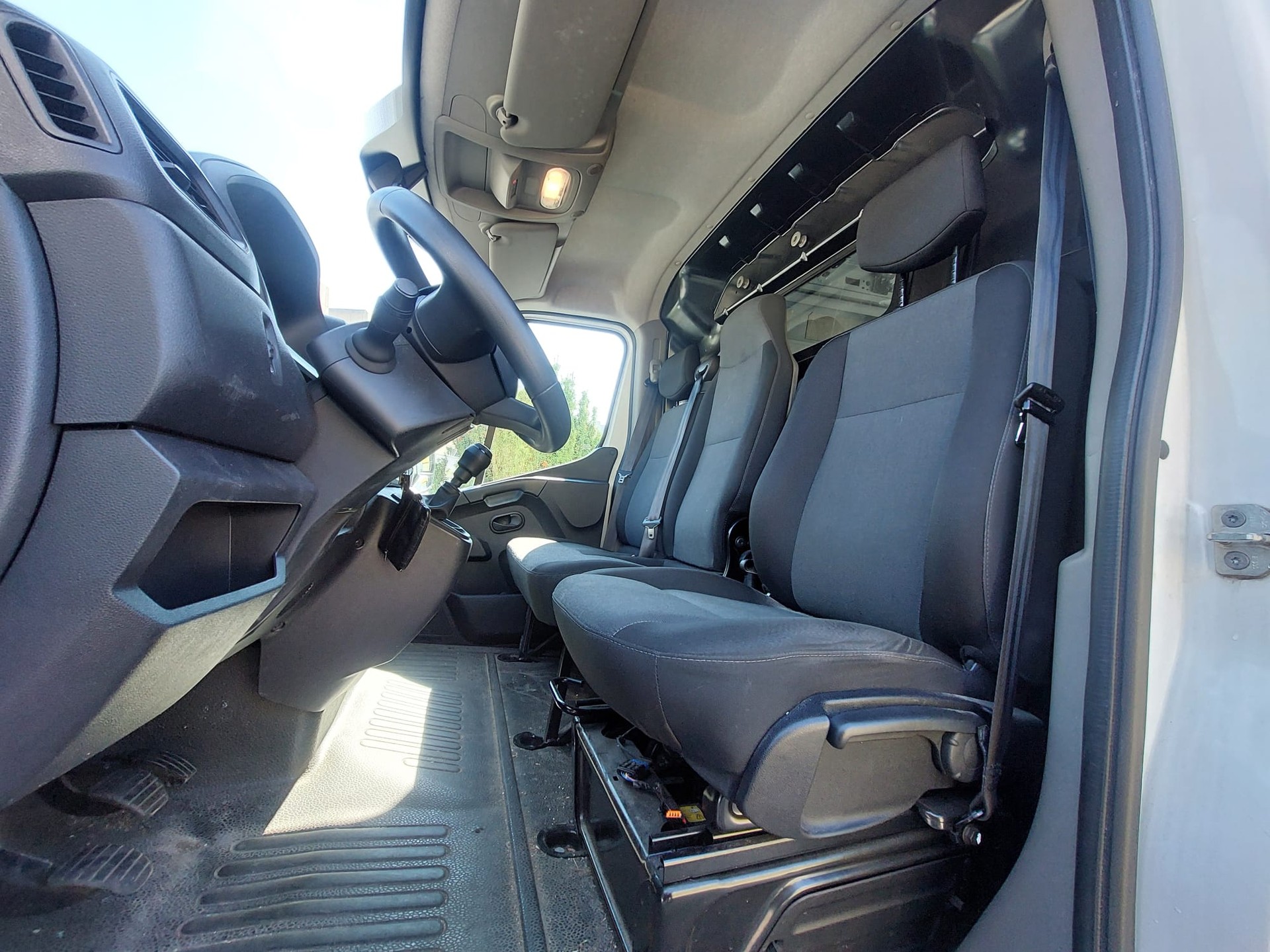 RENAULT Master T35 dCi 165 L3H2 mit AHK 2.5to-image-5
