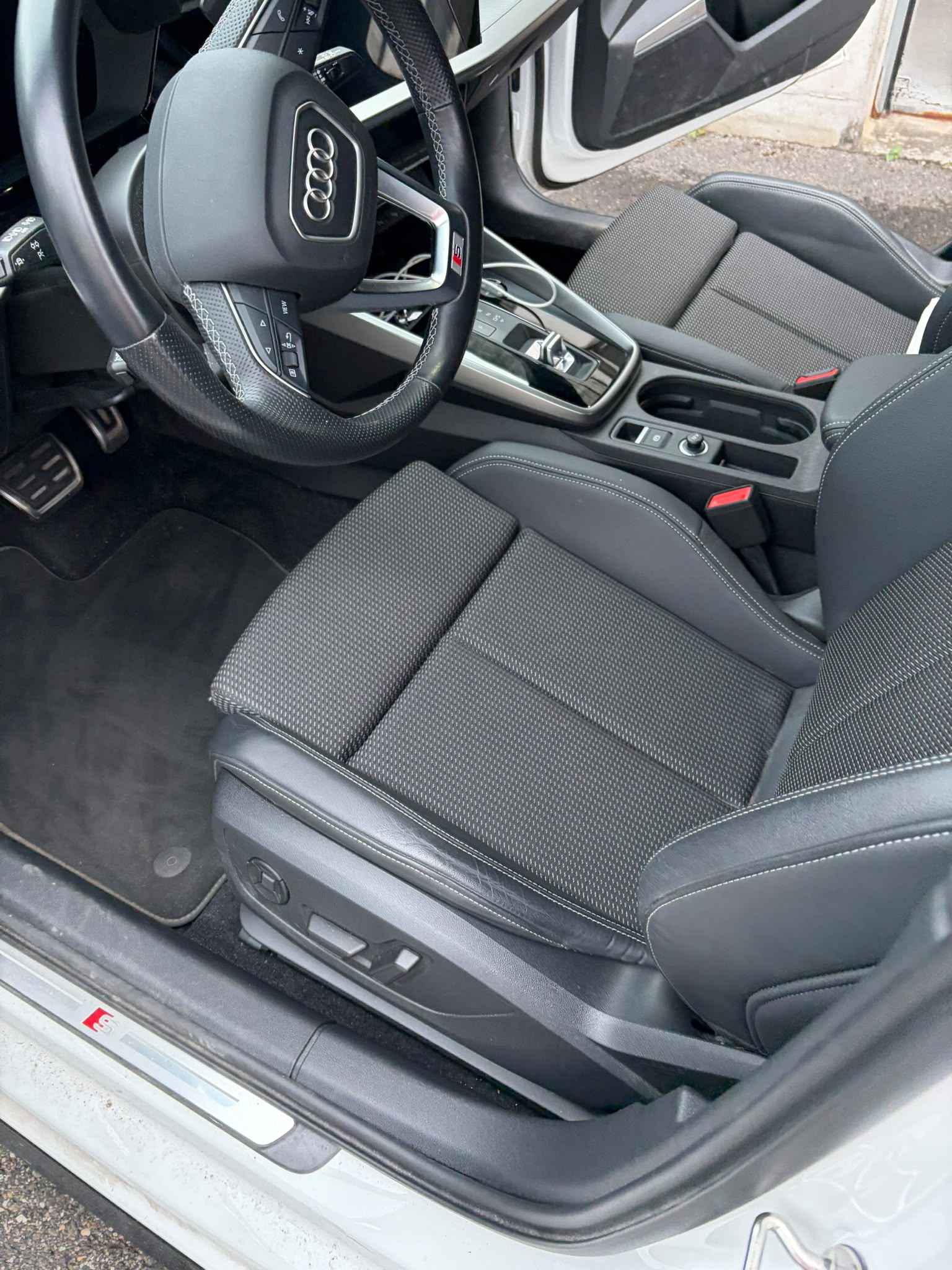 AUDI 1.5 35 TFSI S Line Attraction S-Tronic-image-6