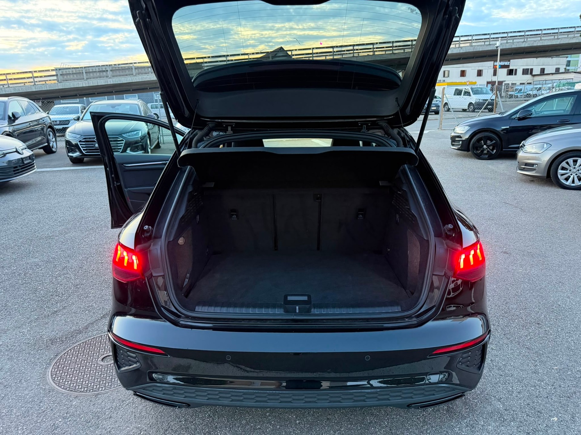 AUDI A3 Sportback 35 TDI S-LINE S-tronic FULL BLACKGARANTIE 2 ans expertiser du jour 🇨🇭-image-17