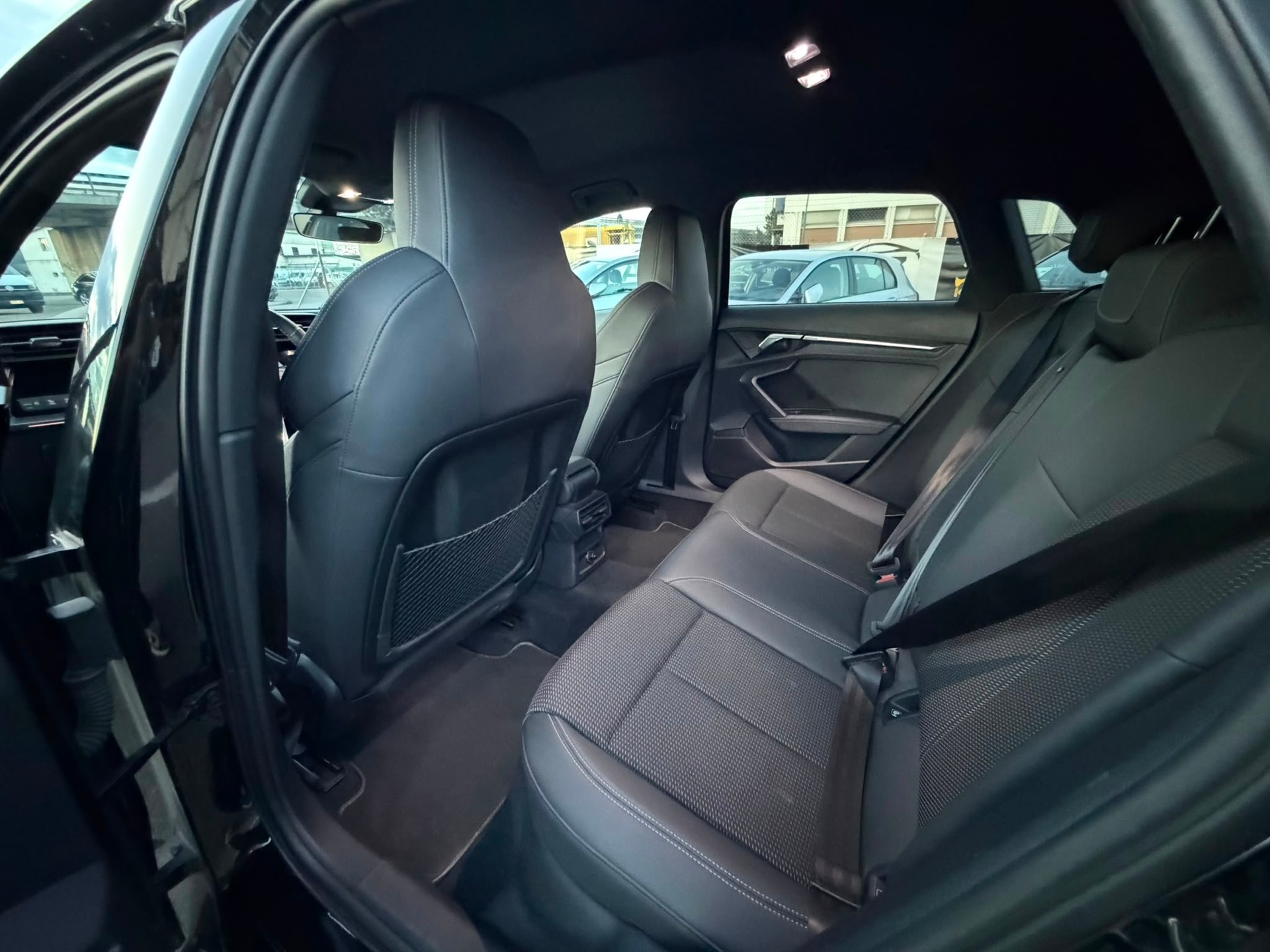 AUDI A3 Sportback 35 TDI S-LINE S-tronic FULL BLACKGARANTIE 2 ans expertiser du jour 🇨🇭-image-16