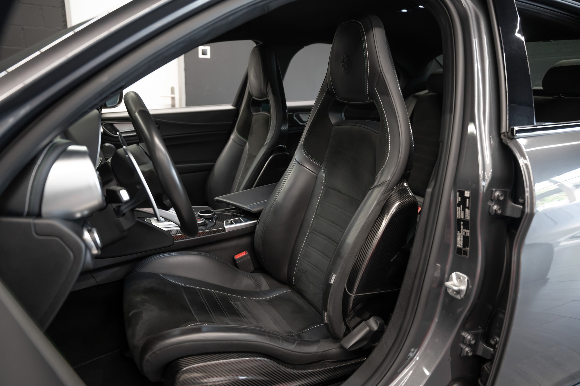 ALFA ROMEO Giulia 2.9 V6 Quadrifoglio Automatic / CH Auto / Werksgarantie / seltene Konfiguration / Schalensitze / Grüne Nähte / Carbon-image-9