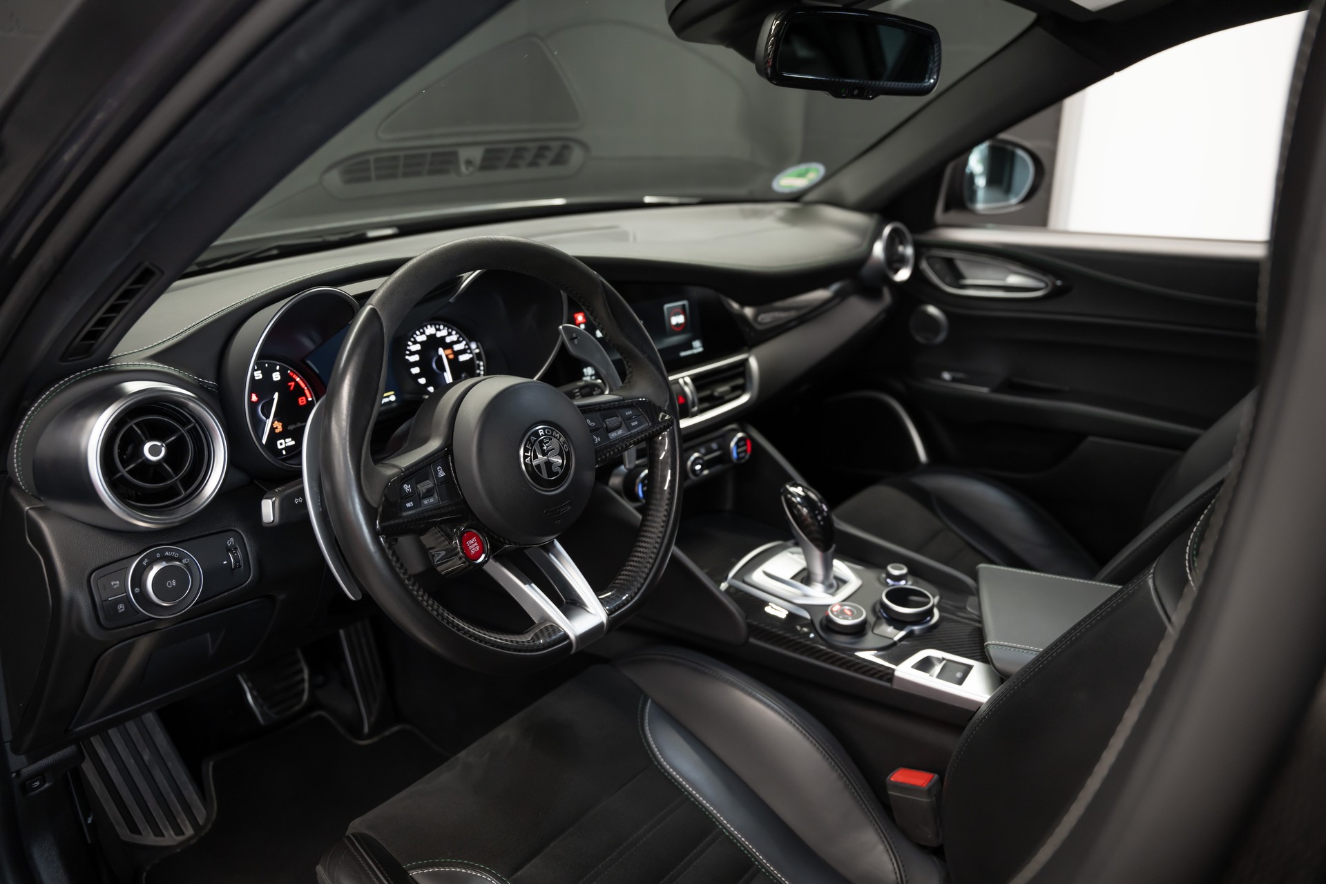 ALFA ROMEO Giulia 2.9 V6 Quadrifoglio Automatic / CH Auto / Werksgarantie / seltene Konfiguration / Schalensitze / Grüne Nähte / Carbon-image-8