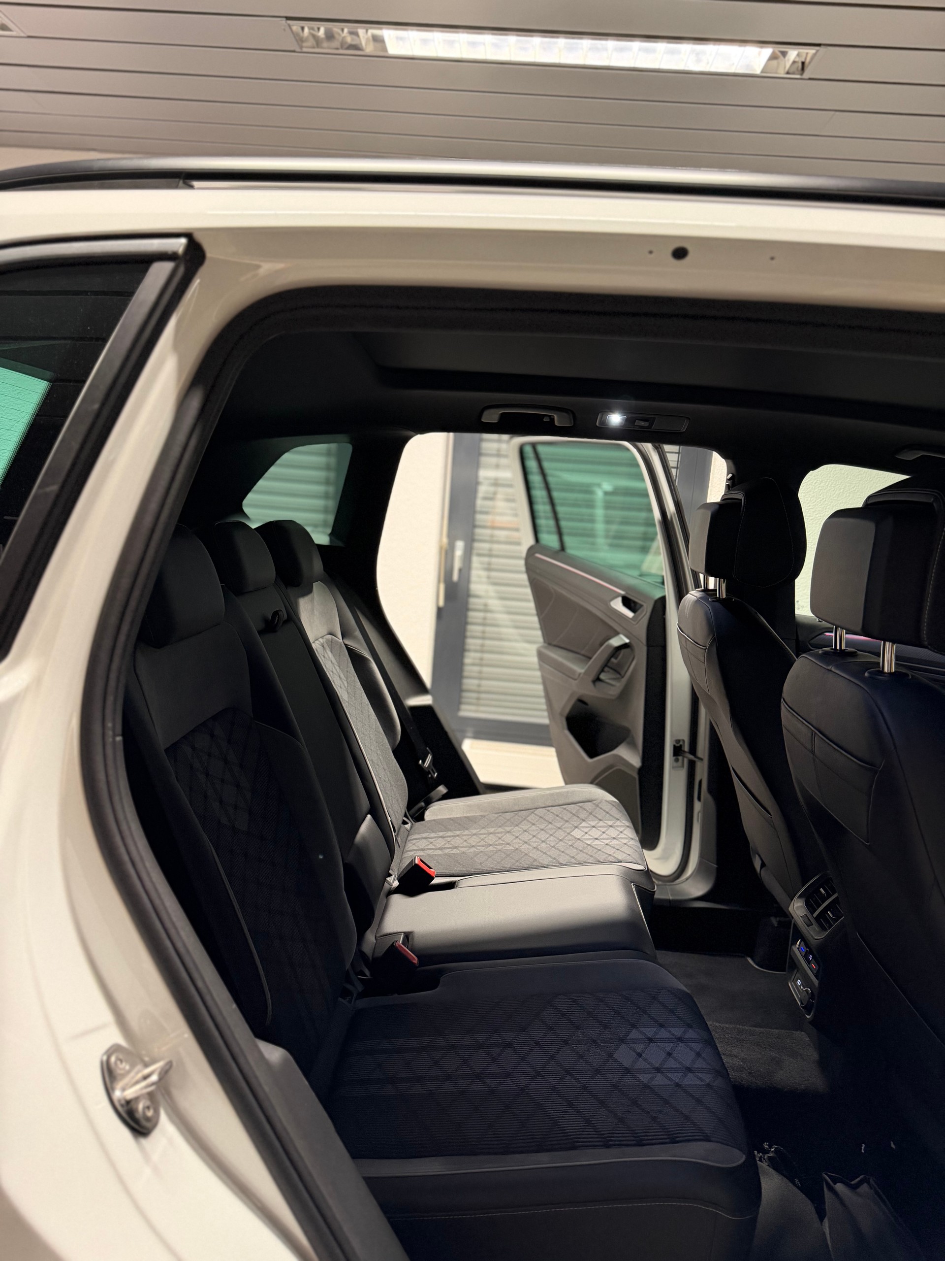 VW Tiguan 2.0 TDI SCR R-Line 4Motion DSG, 36 Monate & 60‘000km GRATIS-SERVICE inbegriffen!-image-17