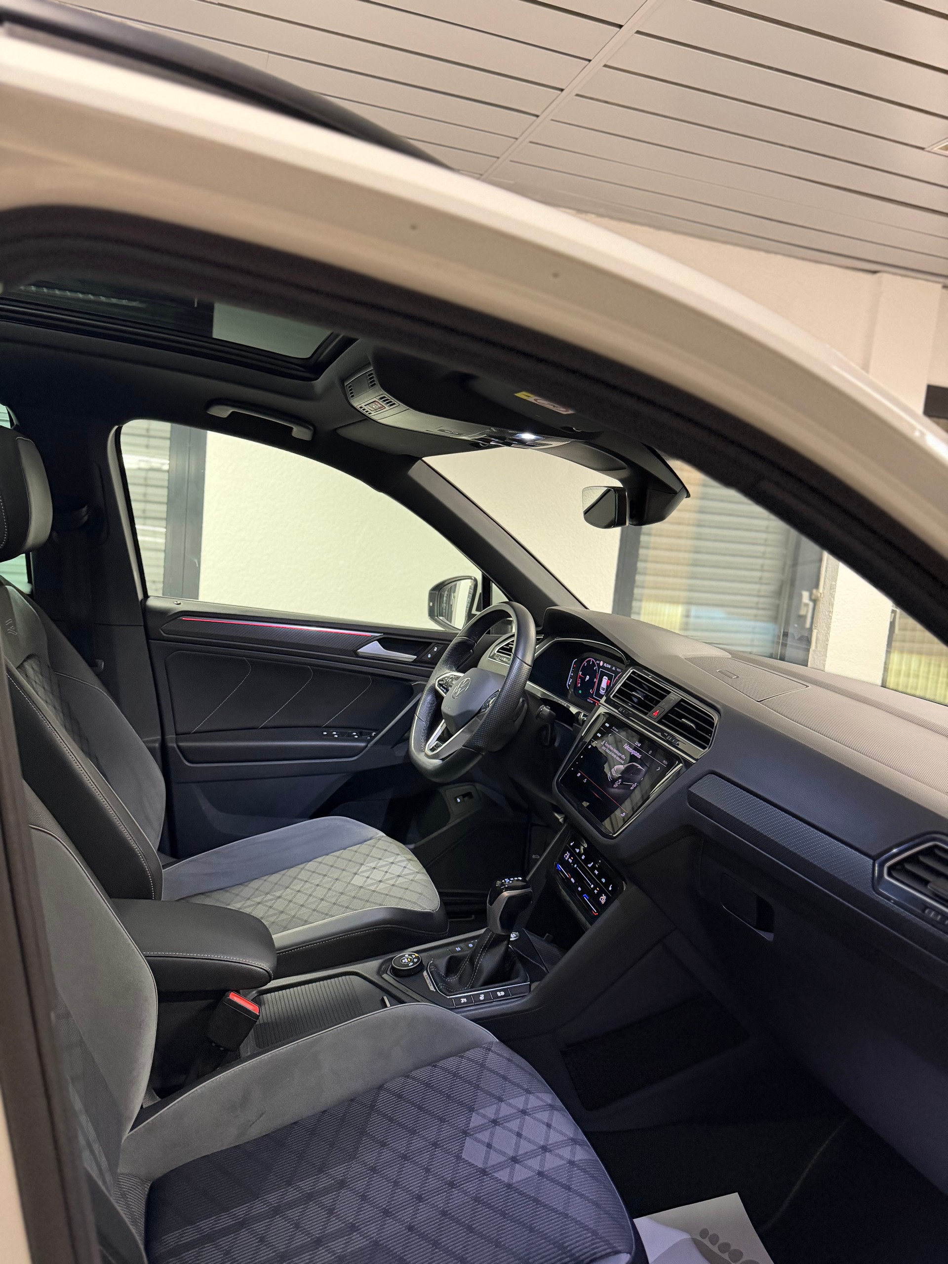 VW Tiguan 2.0 TDI SCR R-Line 4Motion DSG, 36 Monate & 60‘000km GRATIS-SERVICE inbegriffen!-image-10