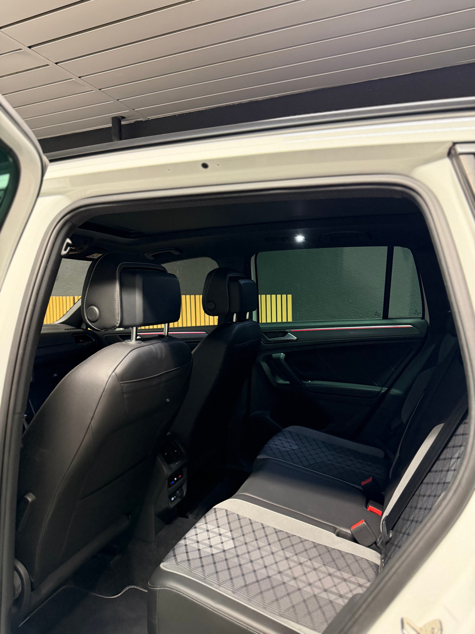 VW Tiguan 2.0 TDI SCR R-Line 4Motion DSG, 36 Monate & 60‘000km GRATIS-SERVICE inbegriffen!-image-14