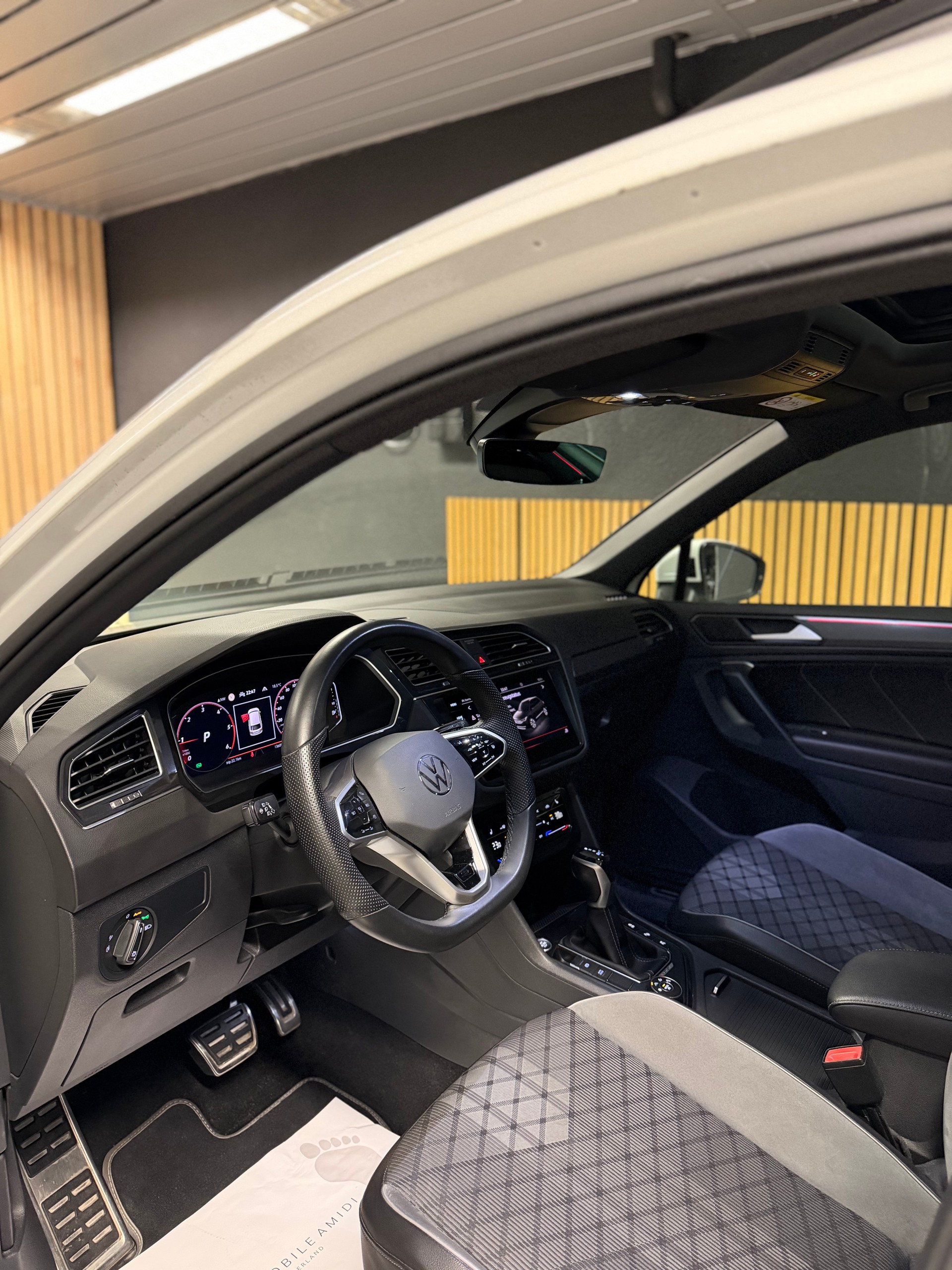 VW Tiguan 2.0 TDI SCR R-Line 4Motion DSG, 36 Monate & 60‘000km GRATIS-SERVICE inbegriffen!-image-8