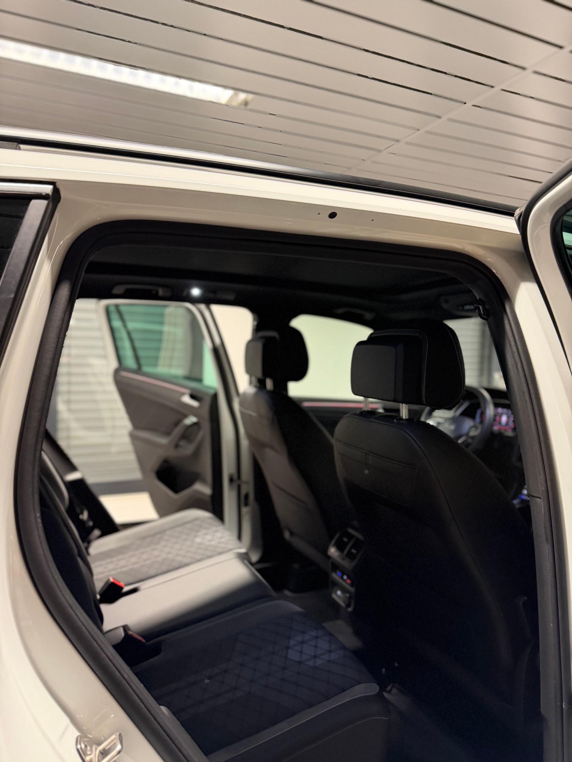 VW Tiguan 2.0 TDI SCR R-Line 4Motion DSG, 36 Monate & 60‘000km GRATIS-SERVICE inbegriffen!-image-16