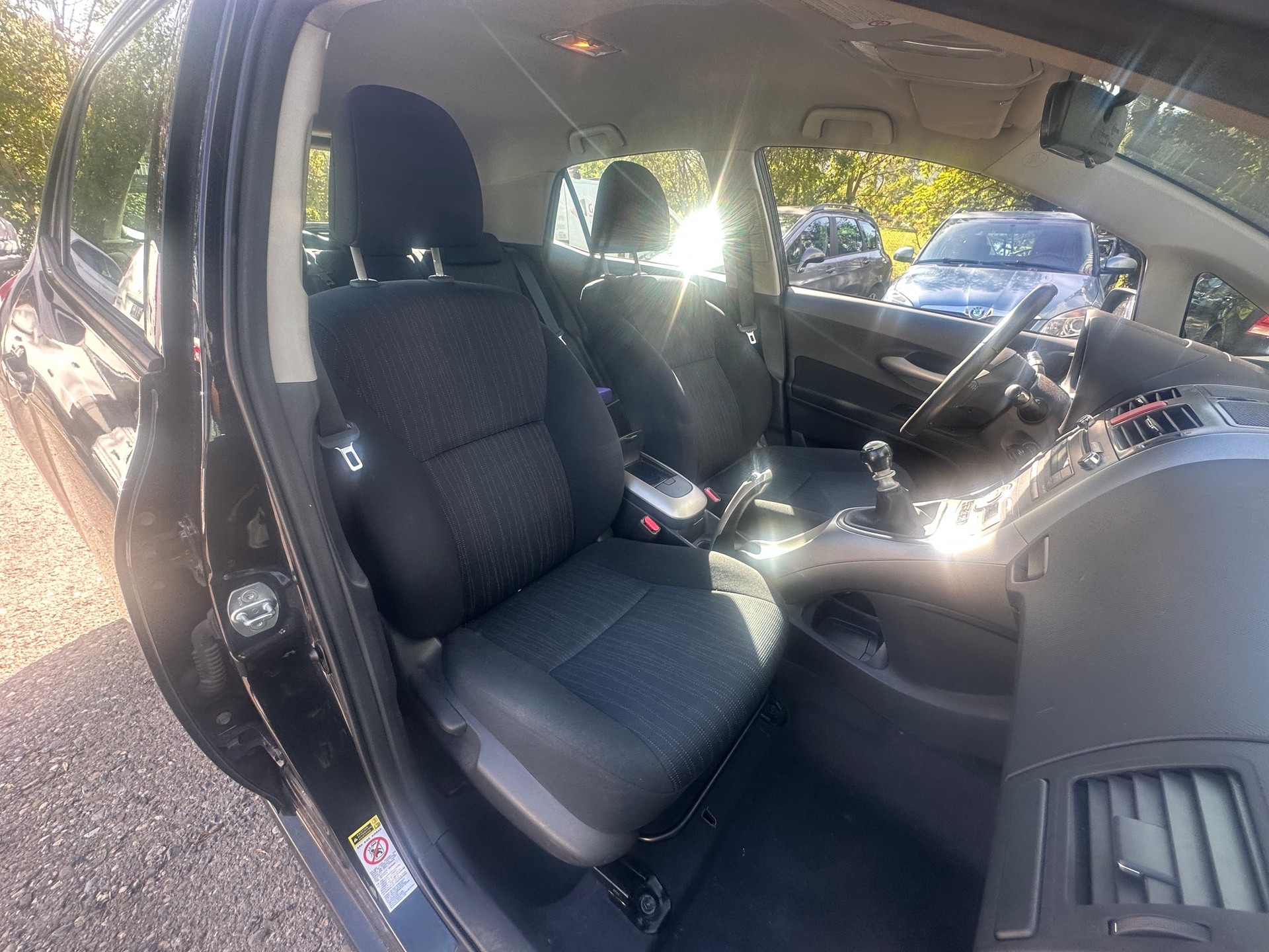 TOYOTA Auris 1.4 D-4D Linea Luna-image-8
