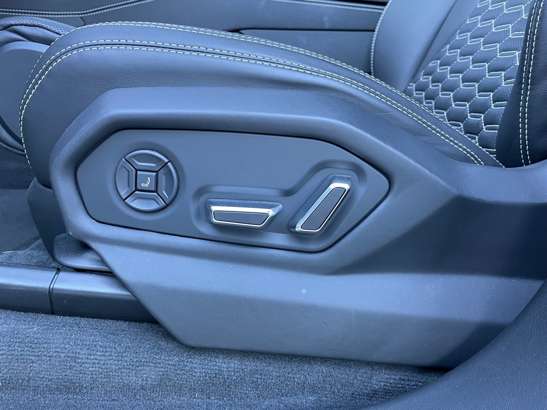 LAMBORGHINI Urus E-Gear-image-10