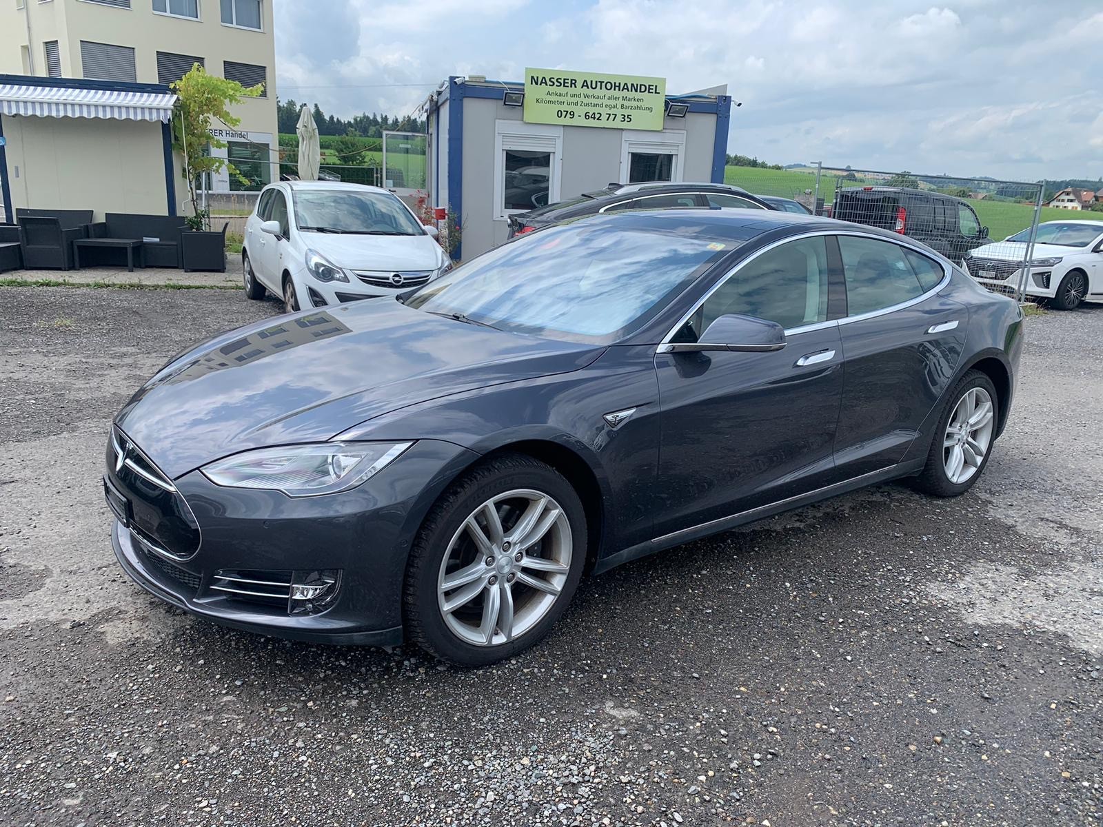 TESLA Model S 85 D-image-1