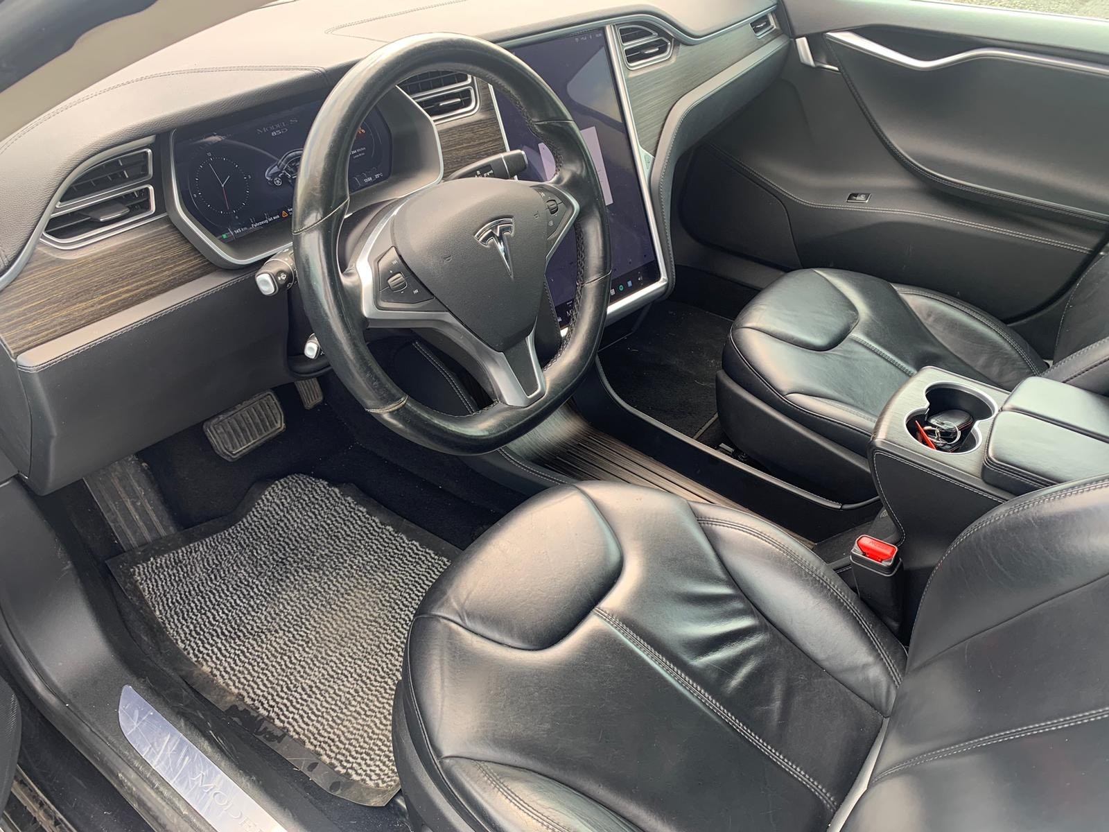 TESLA Model S 85 D-image-8